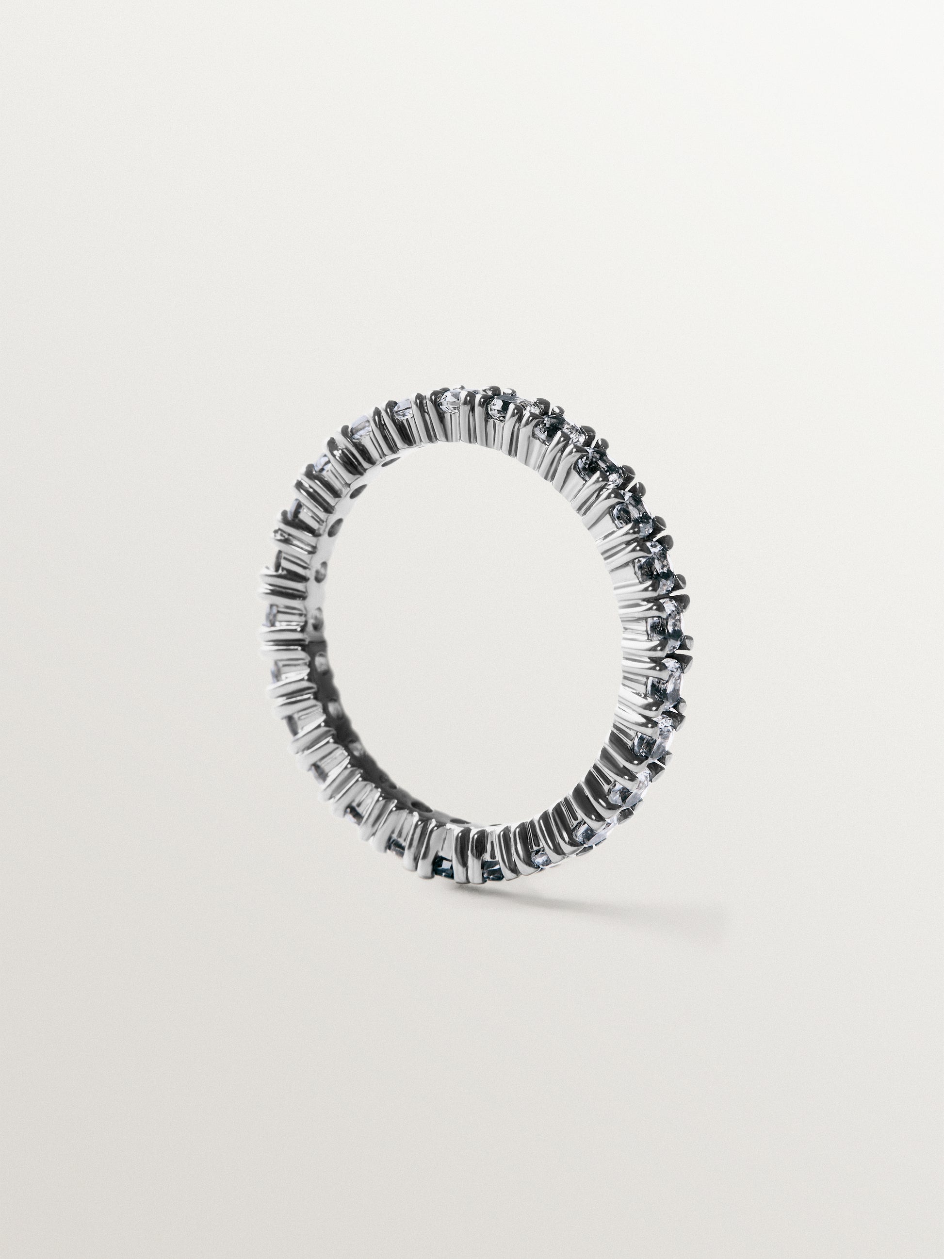 Anillo rivière de plata 925 con acabado gunmetal y topacios blancos