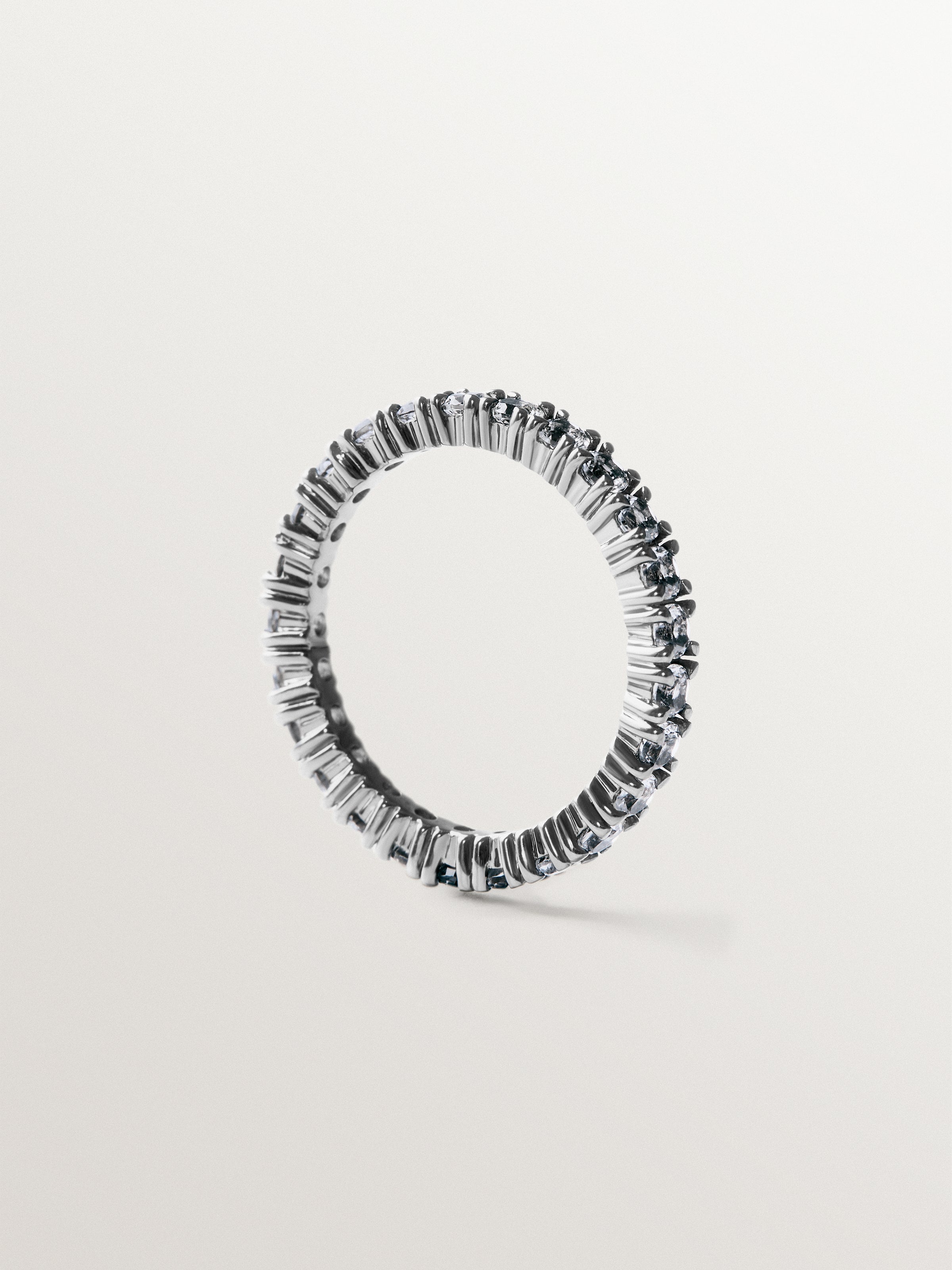 Anillo rivière de plata 925 con acabado gunmetal y topacios blancos