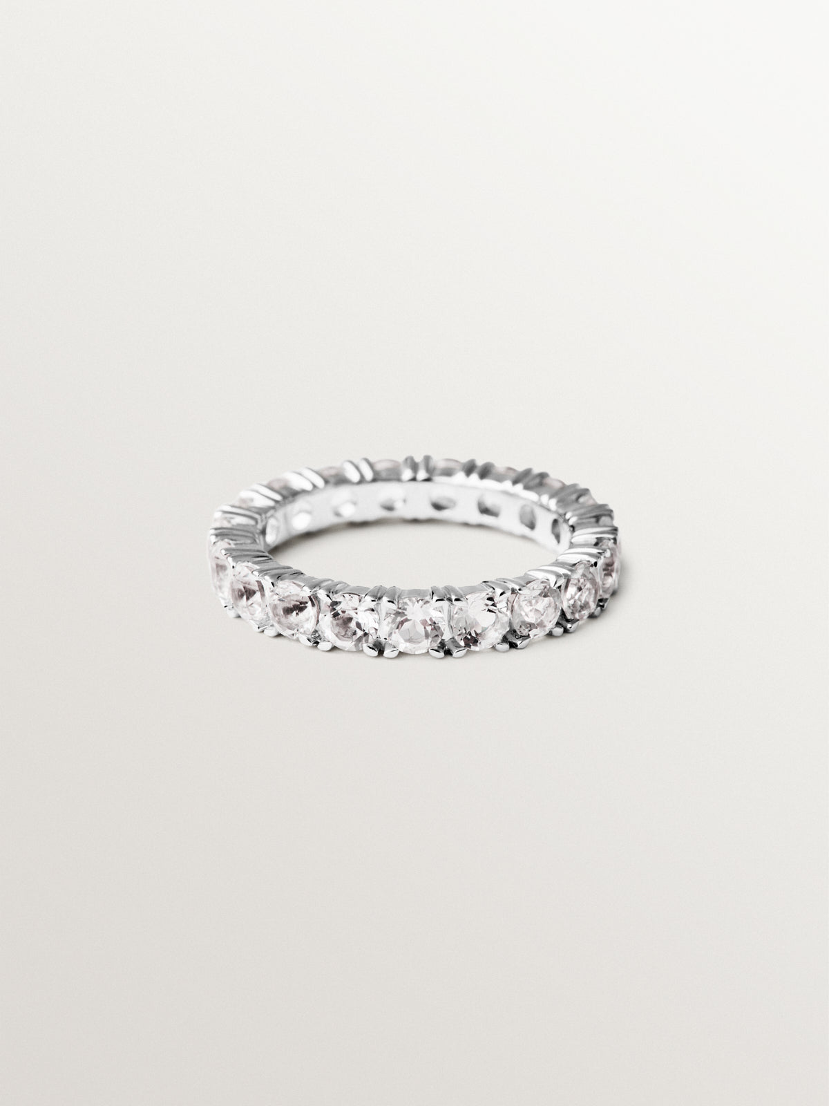 Alianza gruesa de plata 925 con topacios blancos