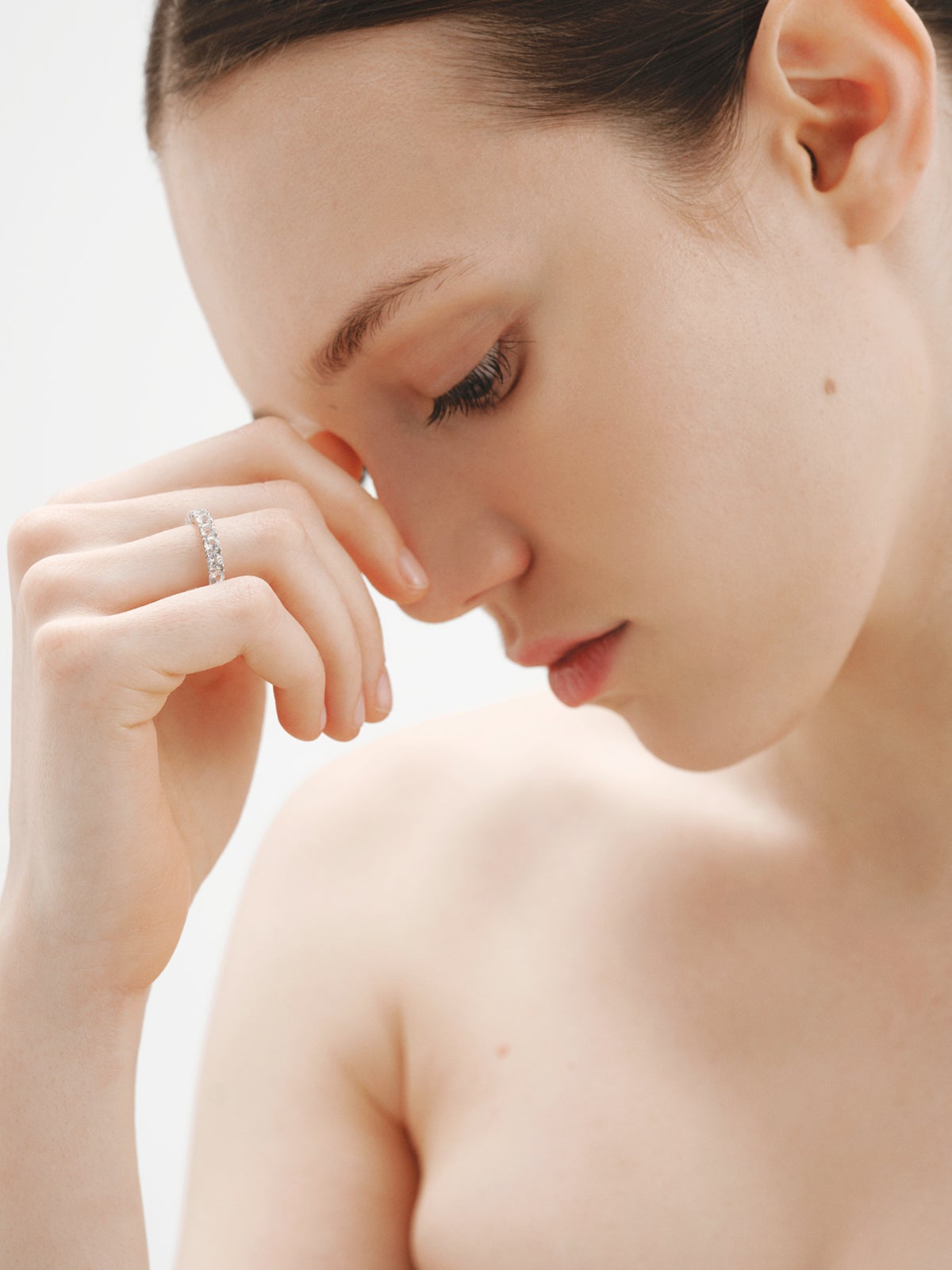 Alianza gruesa de plata 925 con topacios blancos