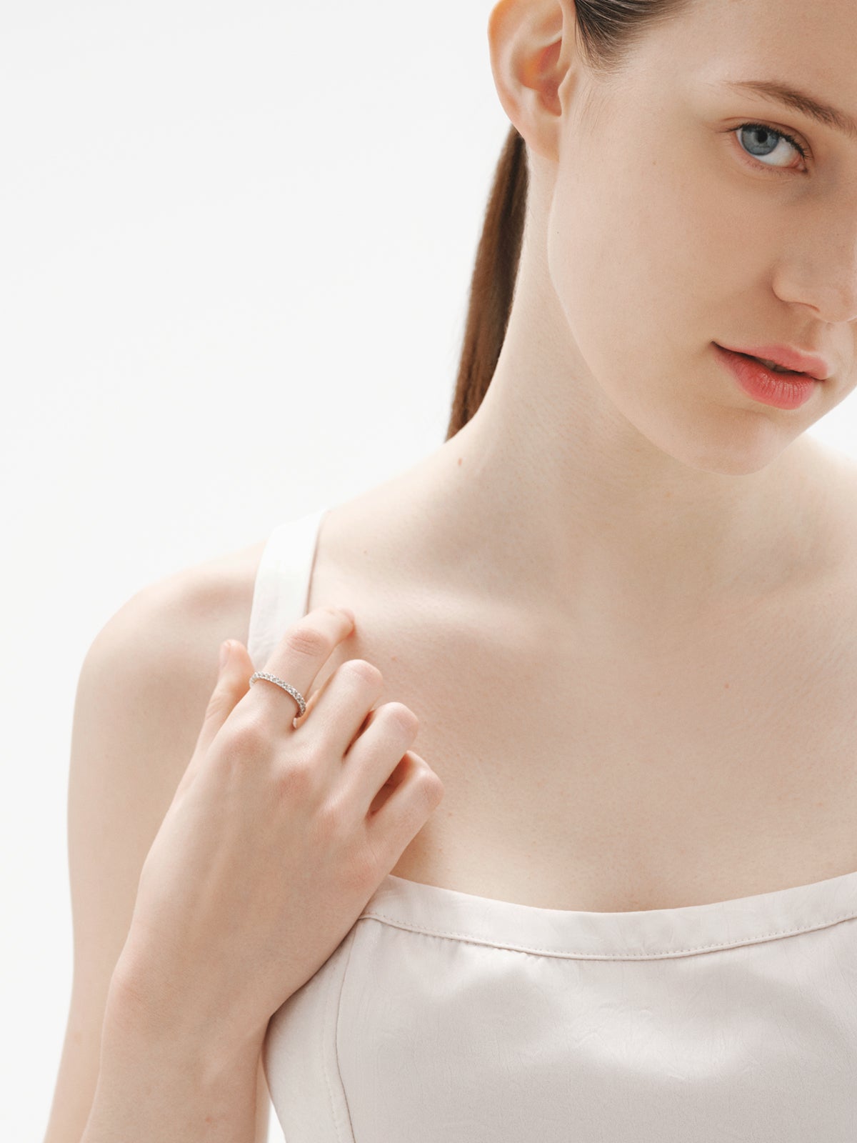 Alianza de plata 925 con topacios blancos