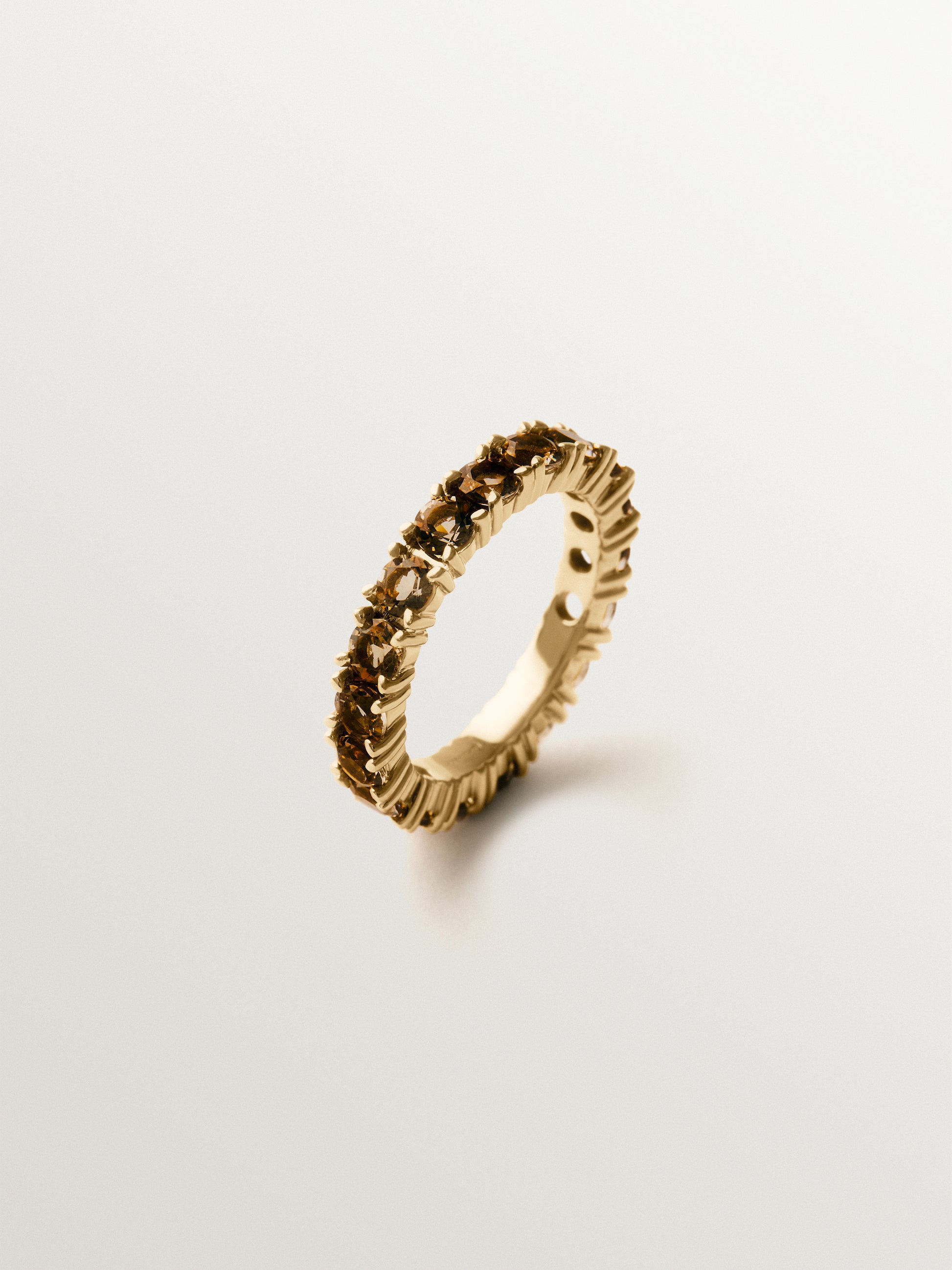 Anillo rivière grueso de plata 925 bañada en oro de 18K con topacios marrones
