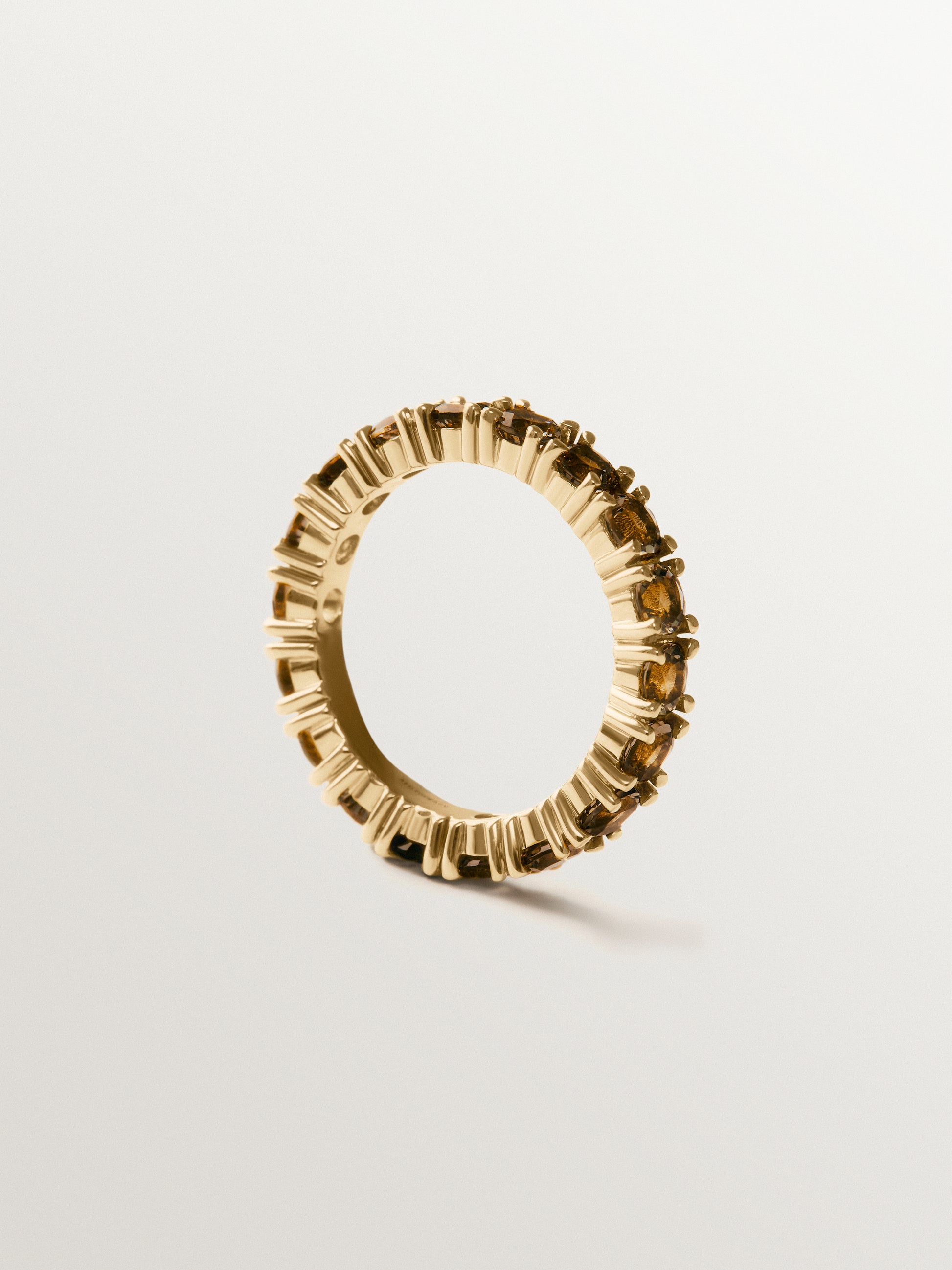 Anillo rivière grueso de plata 925 bañada en oro de 18K con topacios marrones
