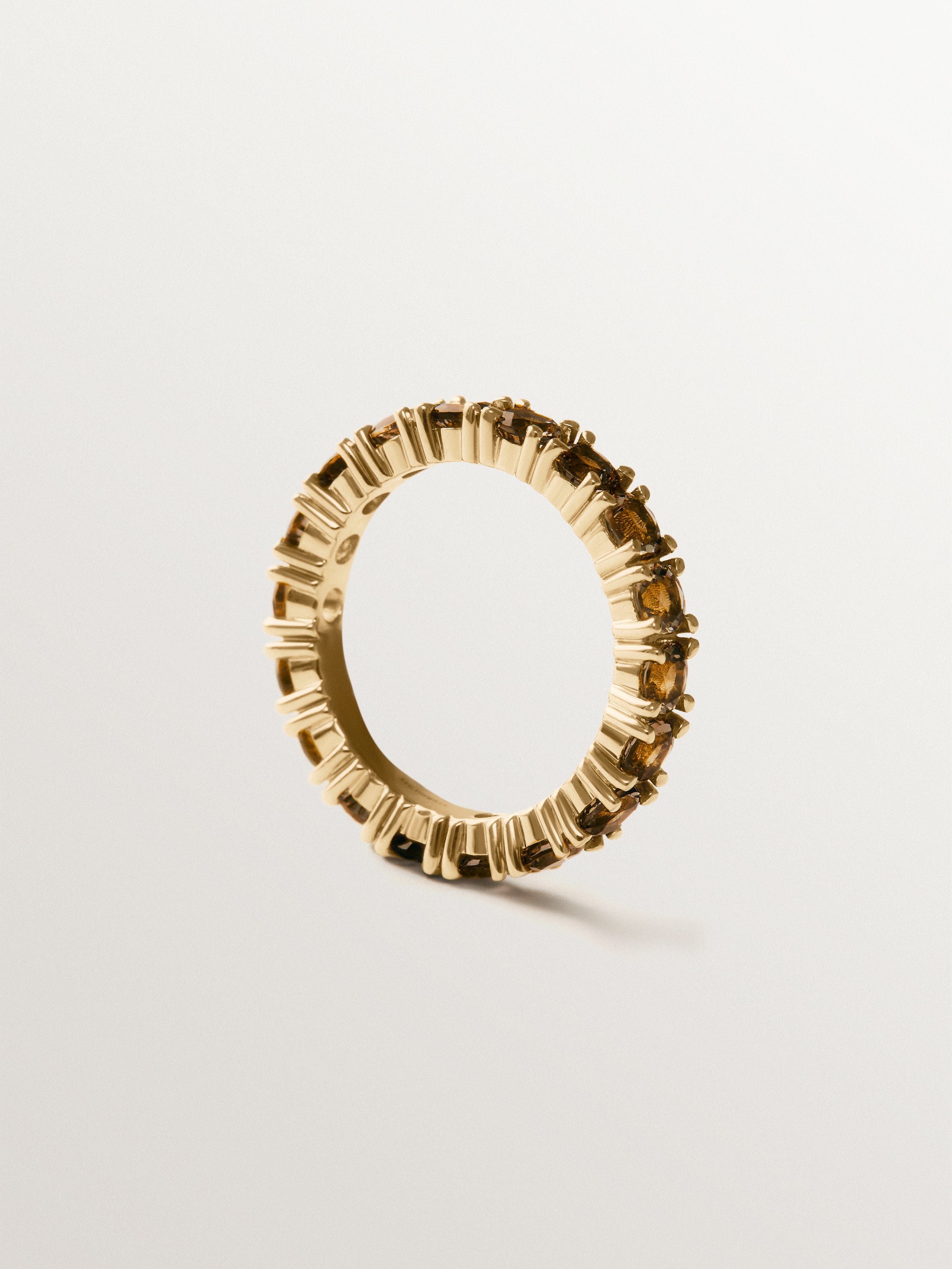Anillo rivière grueso de plata 925 bañada en oro de 18K con topacios marrones