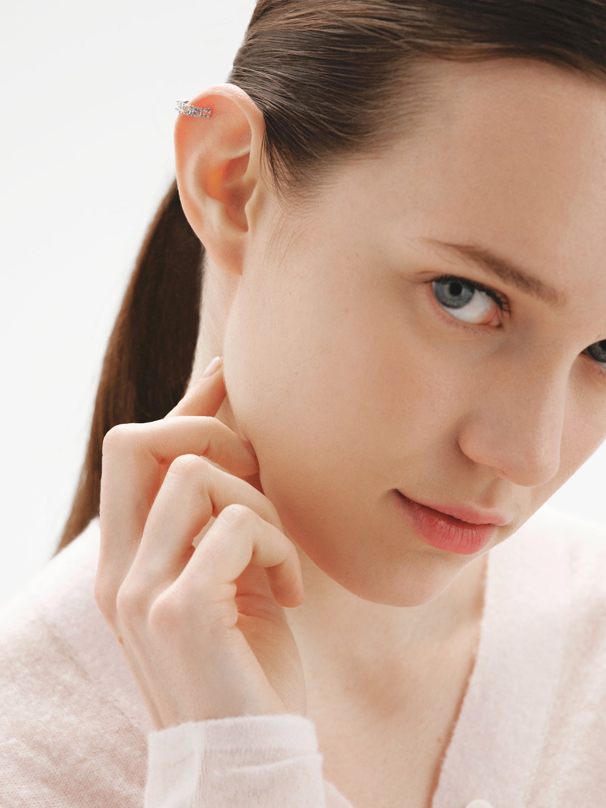 Pendiente earcuff grueso de plata 925 con topacios blancos