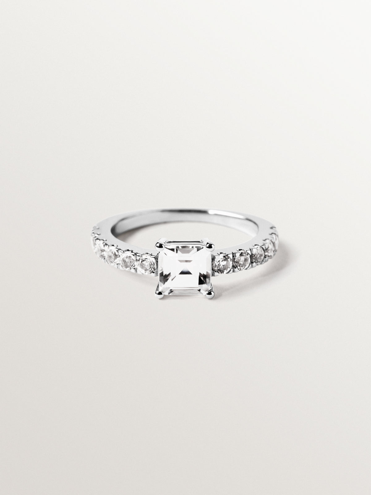 Anillo solitario de plata 925 con cuarzo y topacios blancos