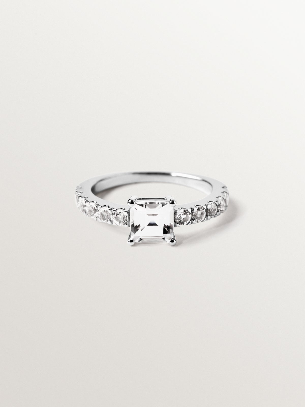 Anillo solitario de plata 925 con cuarzo y topacios blancos