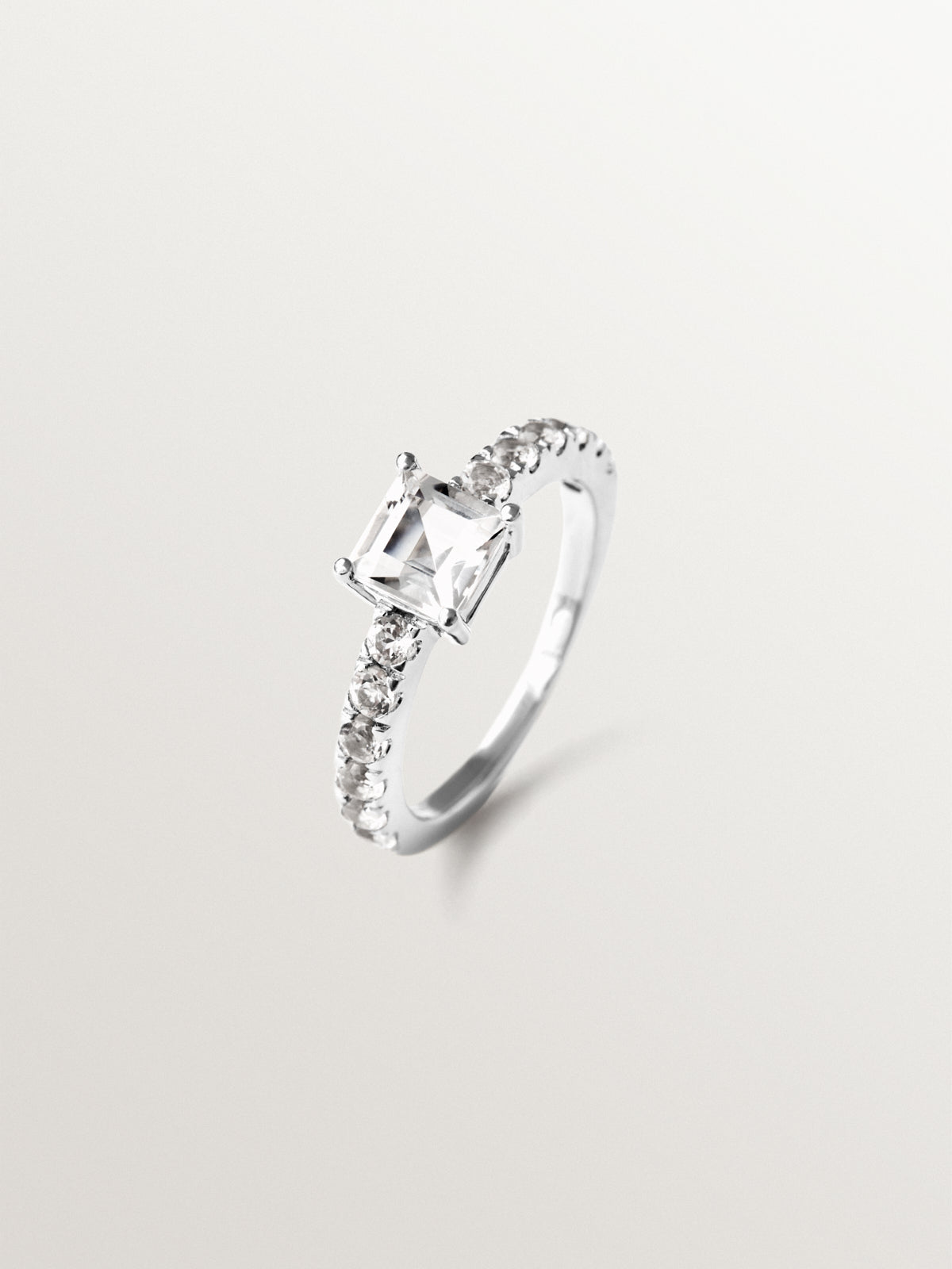Anillo solitario de plata 925 con cuarzo y topacios blancos