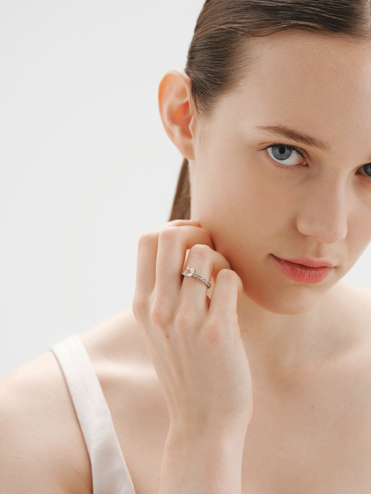 Anillo solitario de plata 925 con cuarzo y topacios blancos