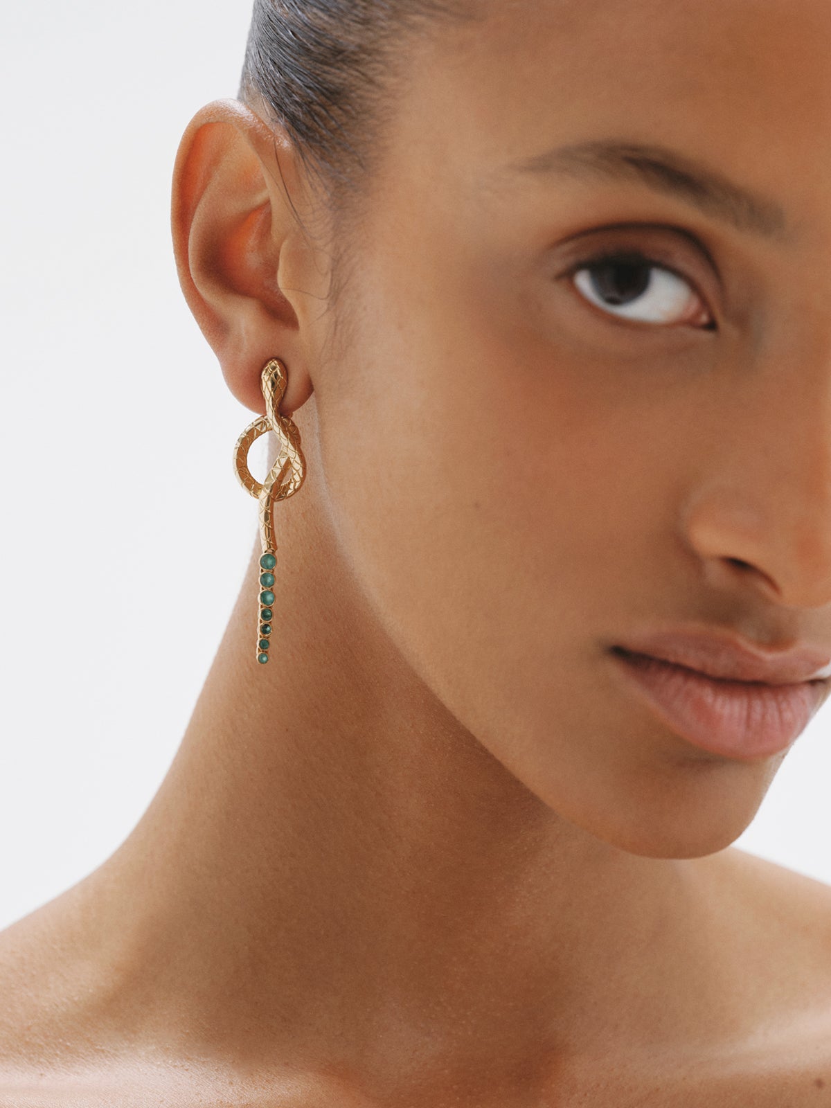 Pendientes largos de plata 925 bañada en oro amarillo de 18K con ónix verde y con forma de serpiente