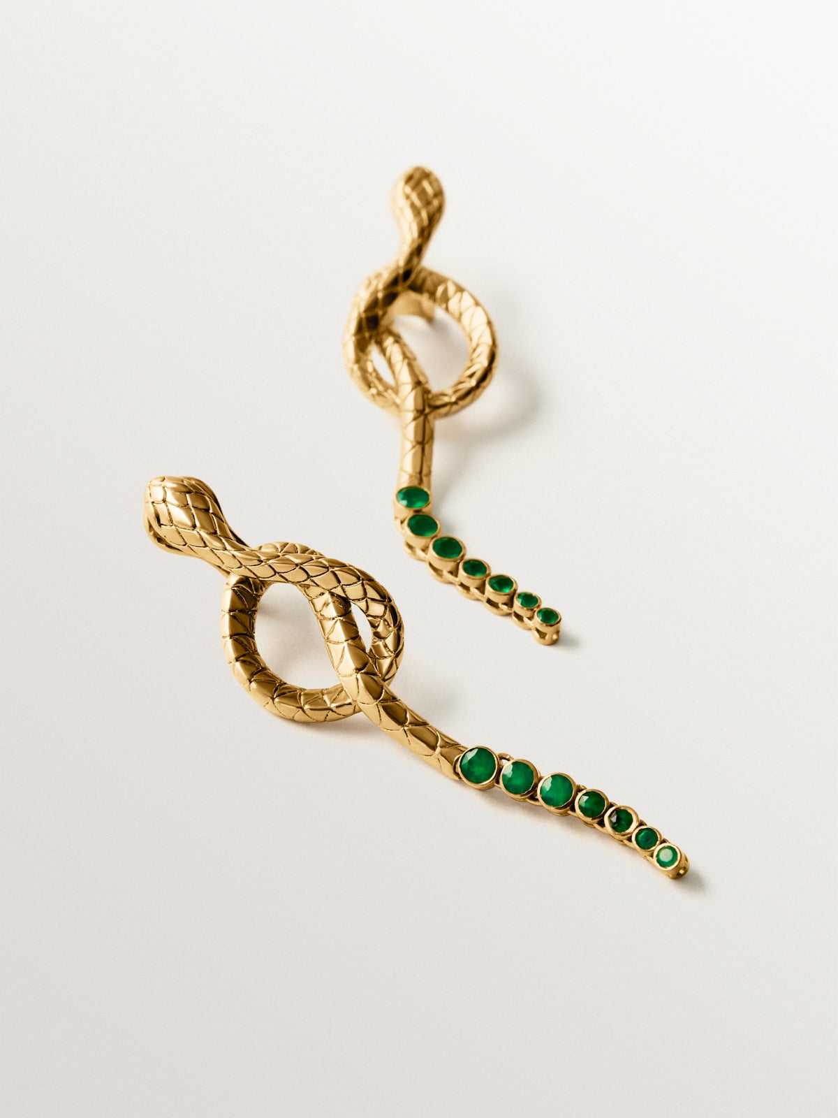 Pendientes largos de plata 925 bañada en oro amarillo de 18K con ónix verde y con forma de serpiente