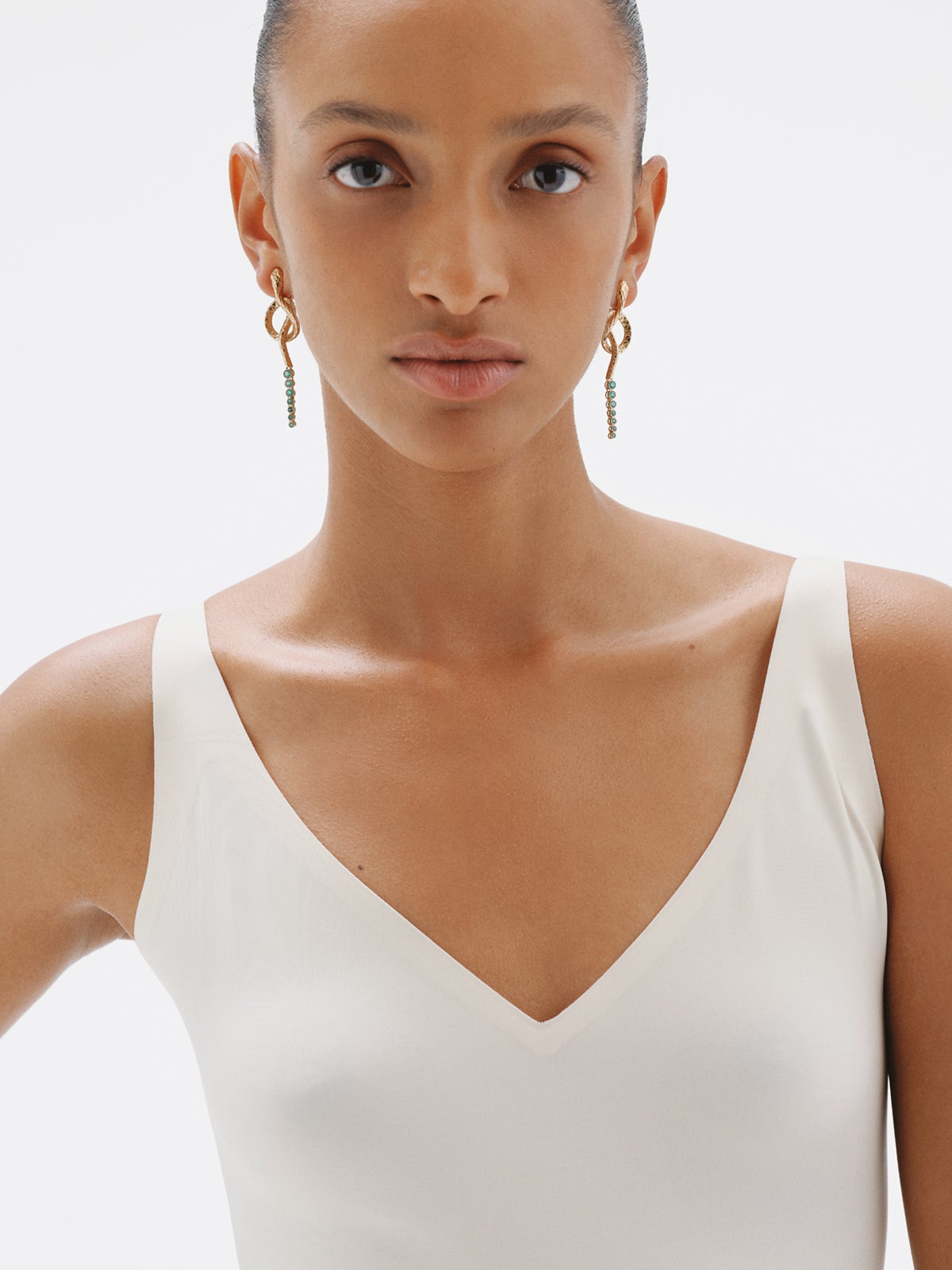 Pendientes largos de plata 925 bañada en oro amarillo de 18K con ónix verde y con forma de serpiente