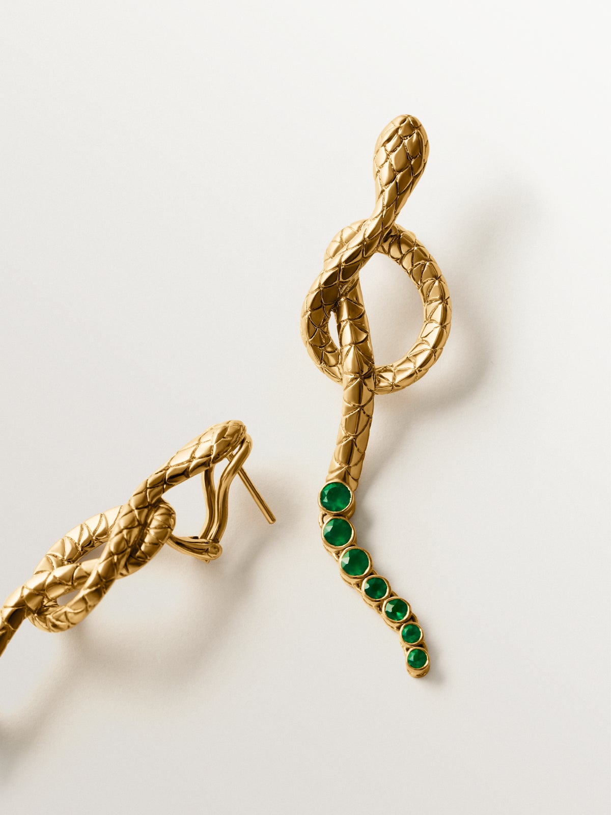 Pendientes largos de plata 925 bañada en oro amarillo de 18K con ónix verde y con forma de serpiente