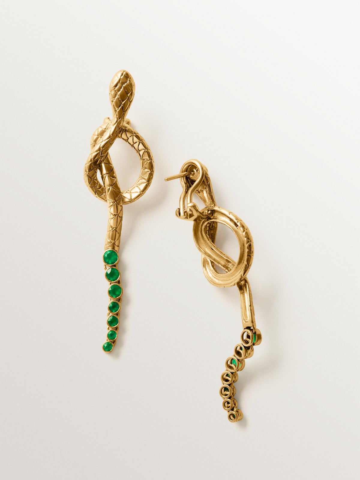Pendientes largos de plata 925 bañada en oro amarillo de 18K con ónix verde y con forma de serpiente