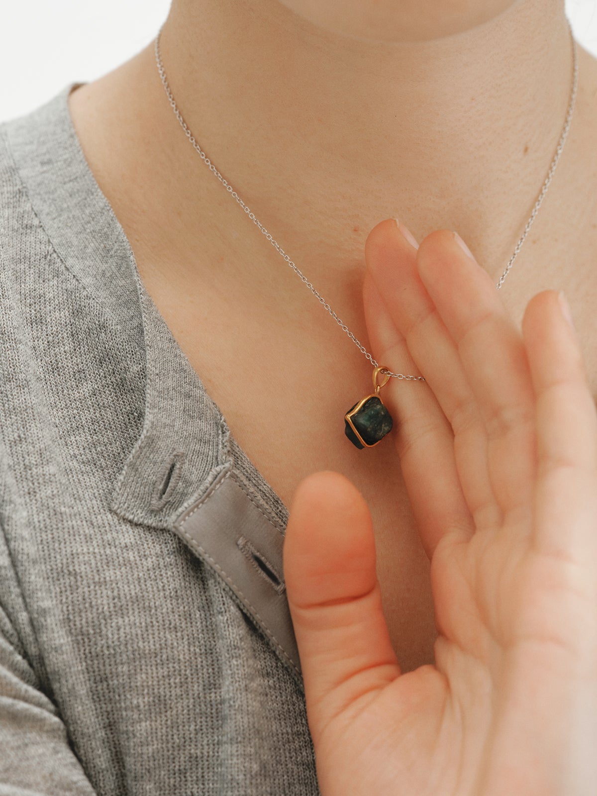 Charm piedra de nacimiento Mayo con esmeralda