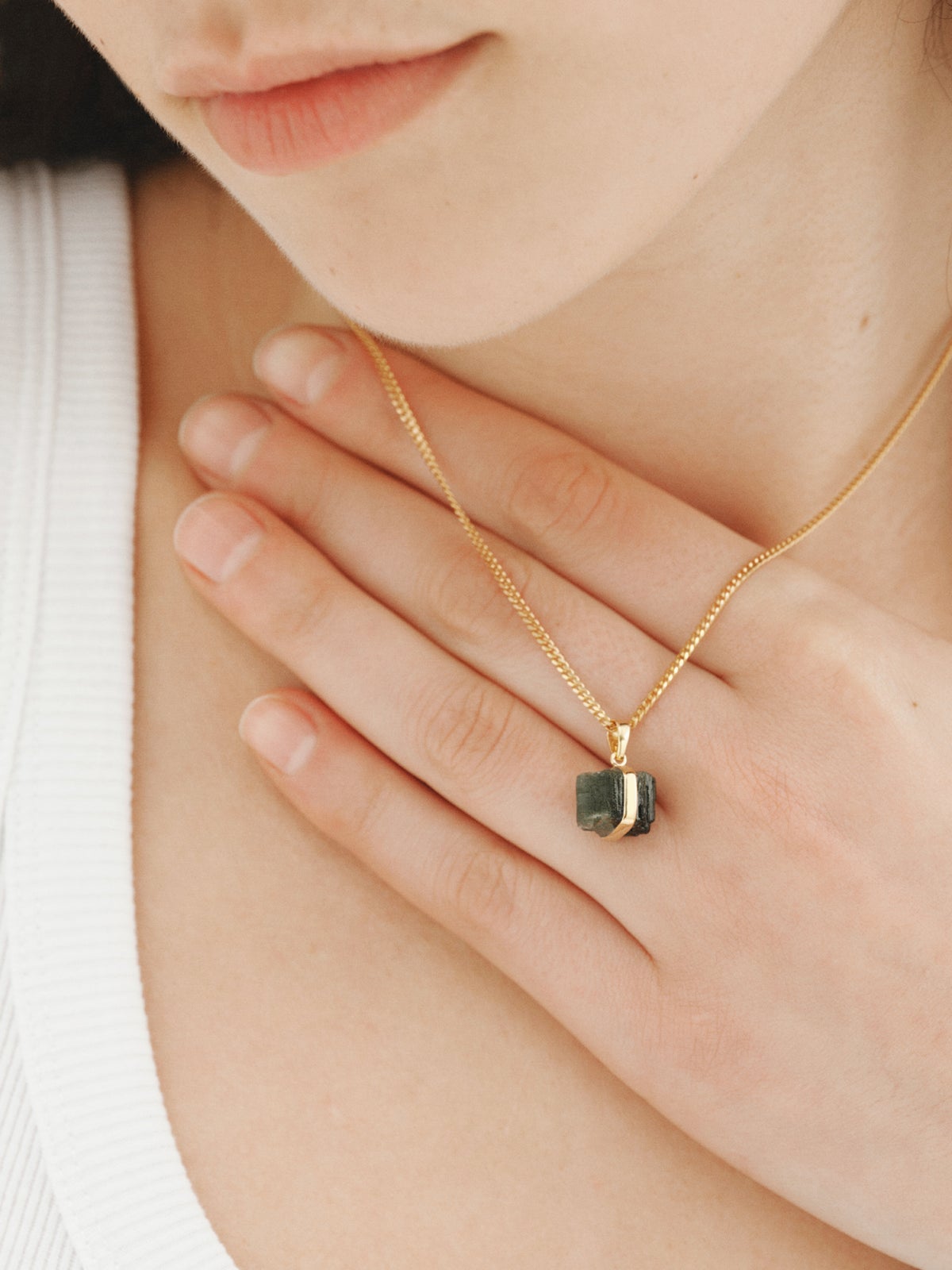 Charm piedra de nacimiento Octubre con turmalina verde