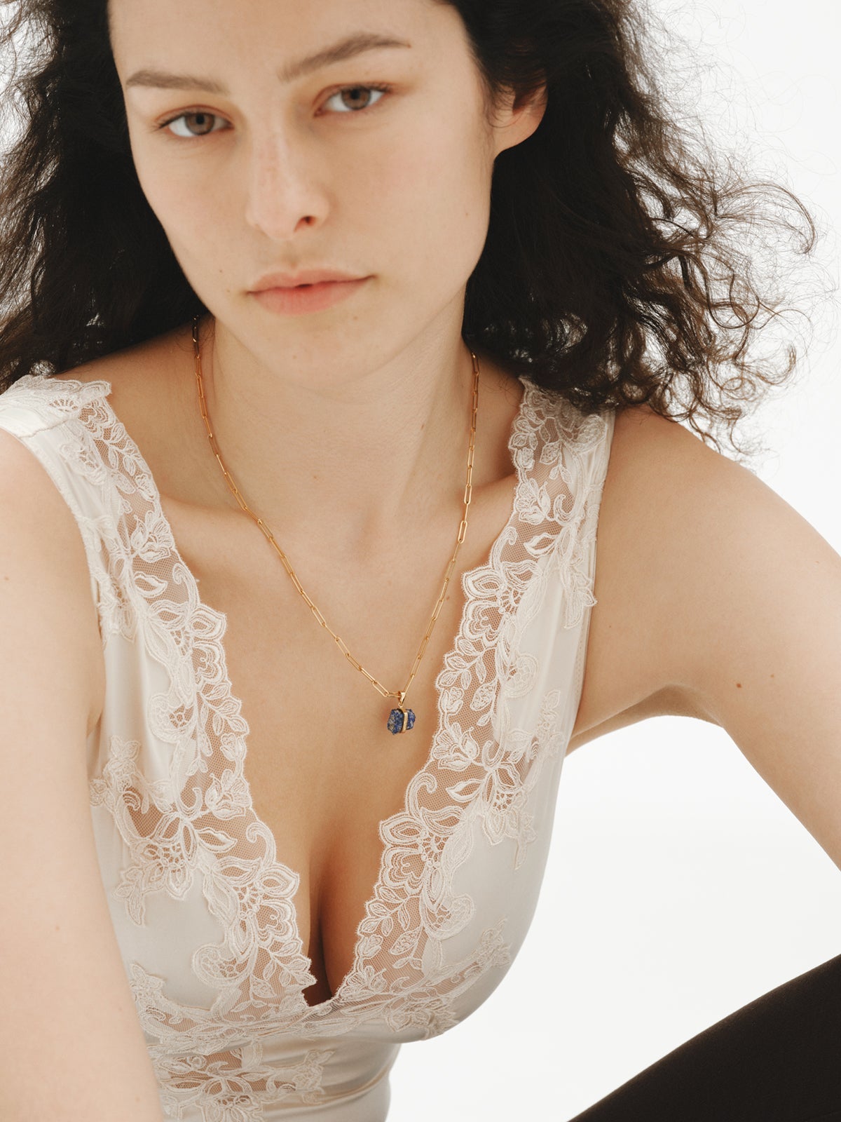 Charm de plata 925 bañada en oro amarillo de 18K con lapislázuli