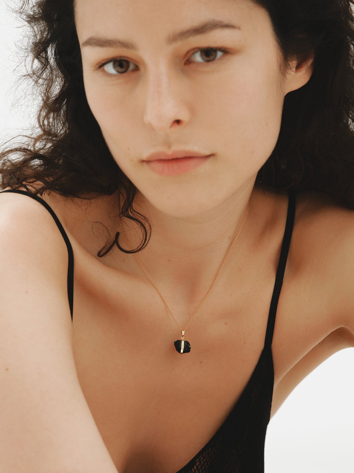 Charm de plata 925 bañada en oro amarillo de 18K con ónix negro