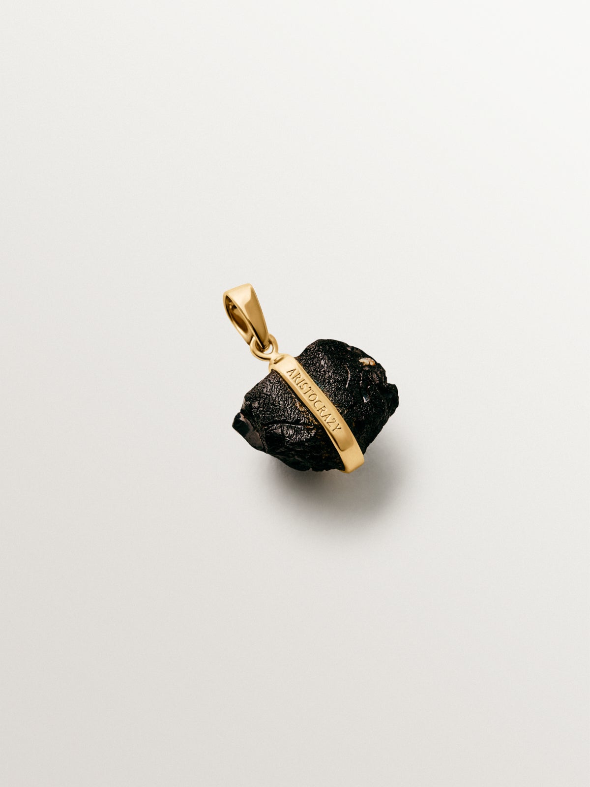 Charm de plata 925 bañada en oro amarillo de 18K con ónix negro