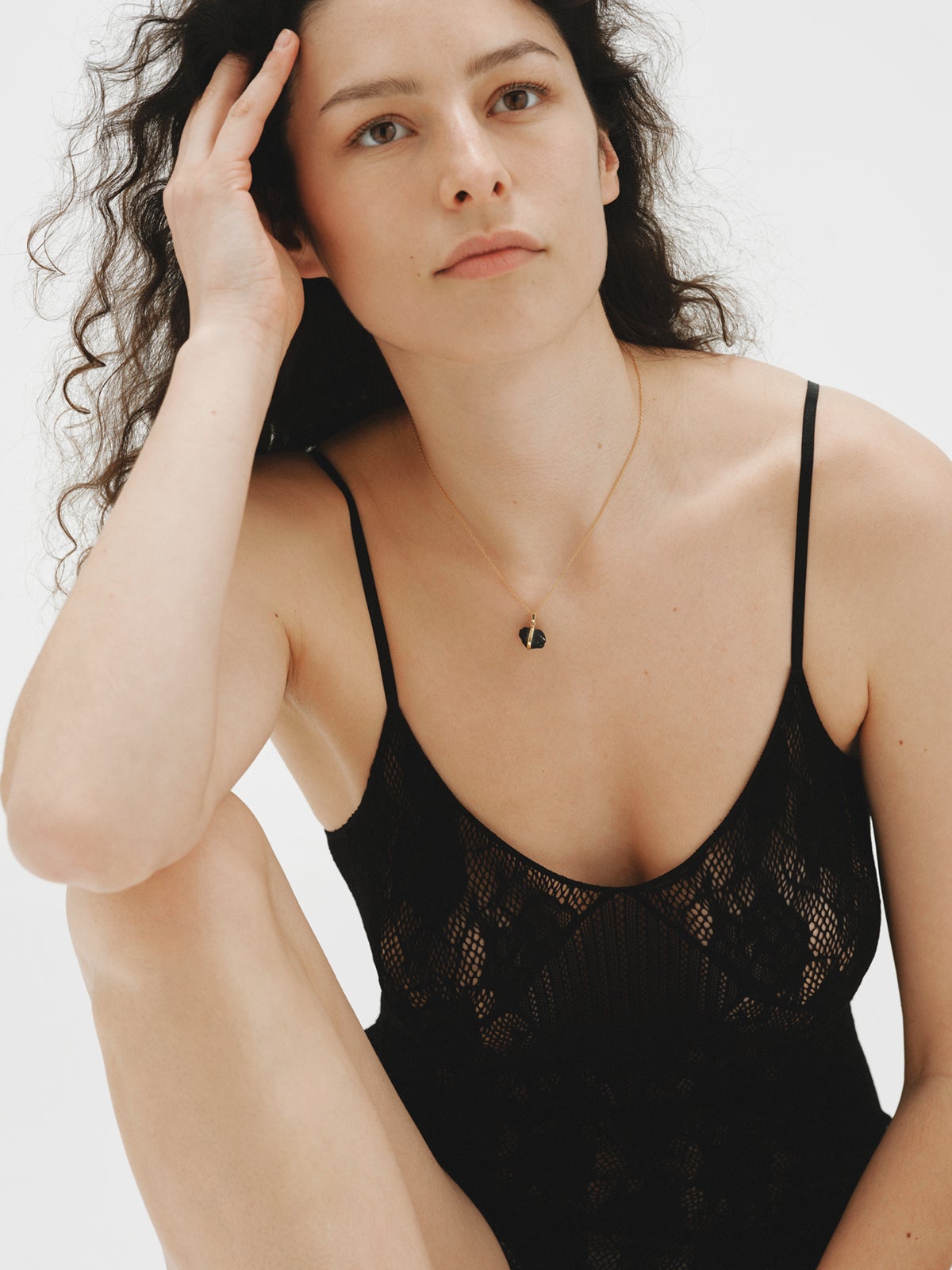 Charm de plata 925 bañada en oro amarillo de 18K con ónix negro