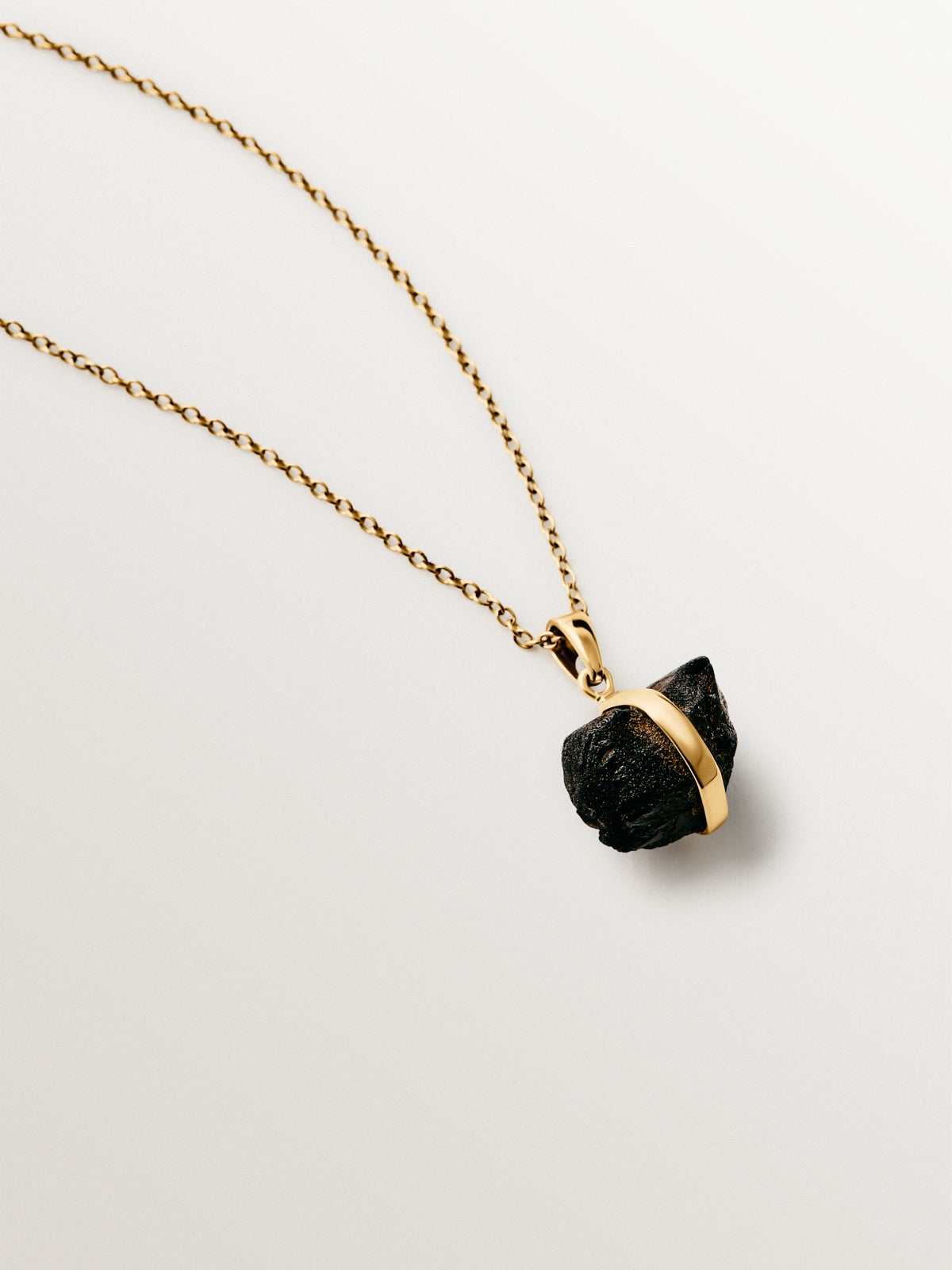 Charm de plata 925 bañada en oro amarillo de 18K con ónix negro