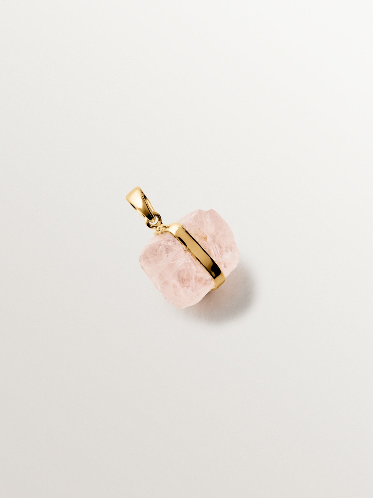 Charm de plata 925 bañada en oro amarillo de 18K con cuarzo rosa