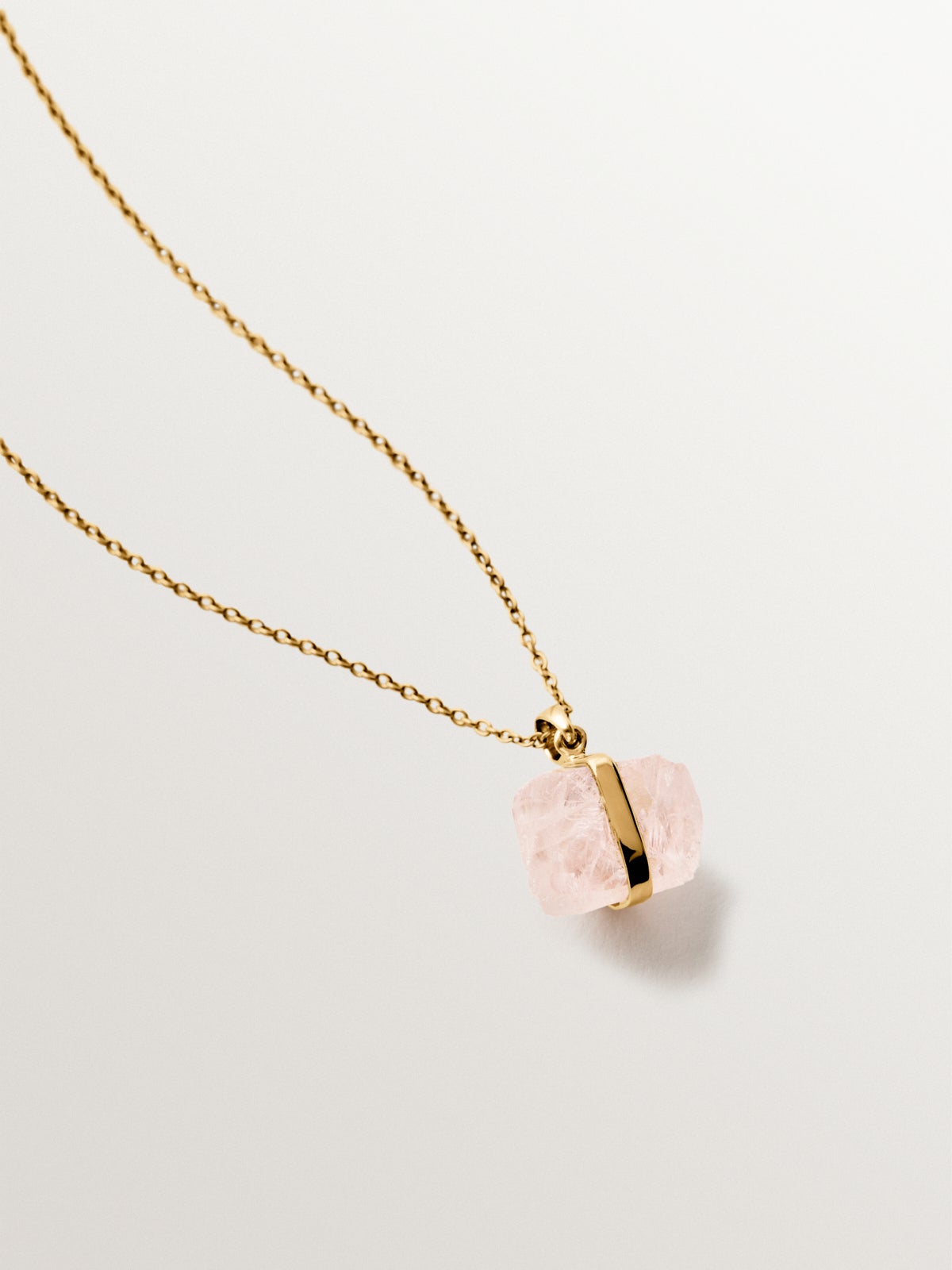 Charm de plata 925 bañada en oro amarillo de 18K con cuarzo rosa