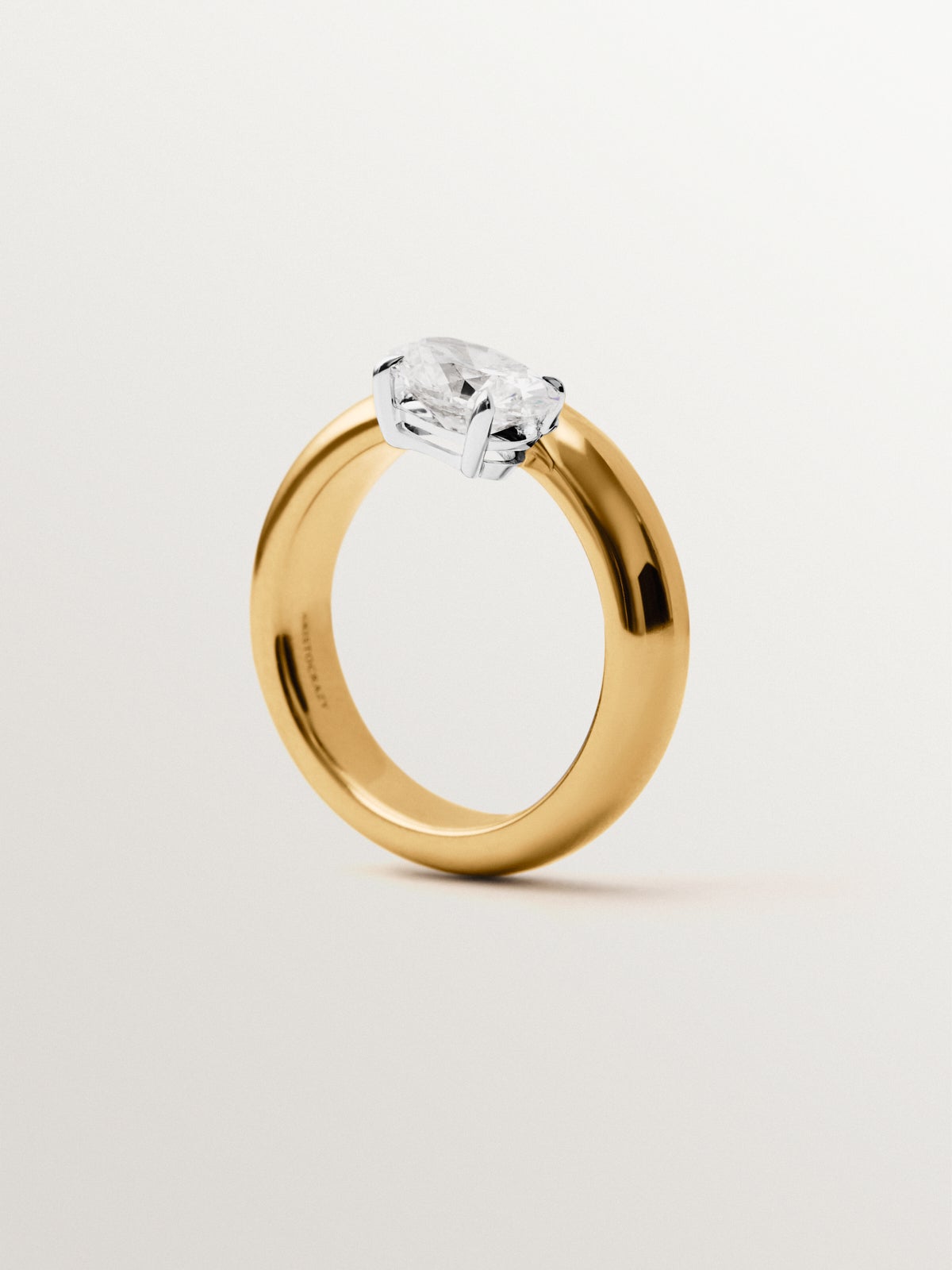 Anillo de oro amarillo de 9K con diamante lab grown