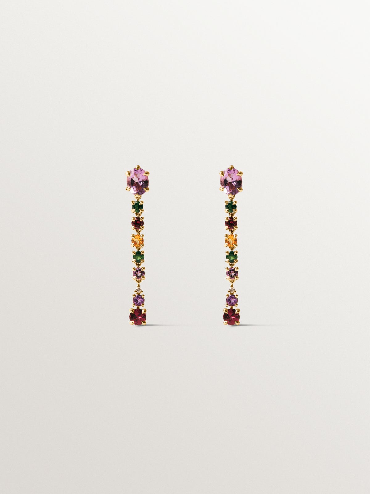 Pendientes largos de oro amarillo de 18K  con amatistas rosas y negras, turmalinas verdes, rodolitas y diamantes