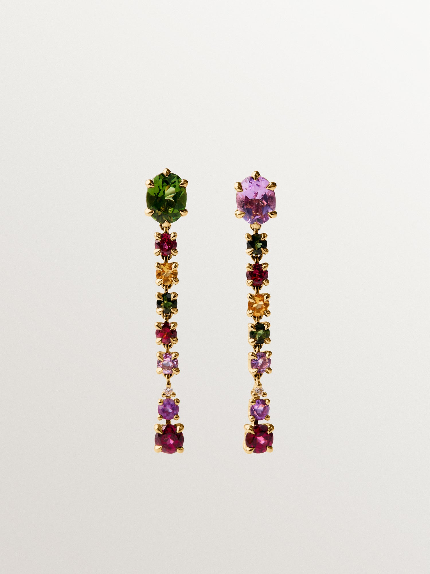 Pendientes largos de oro amarillo de 9K  con amatistas rosas y negras, turmalinas verdes, rodolitas y diamantes
