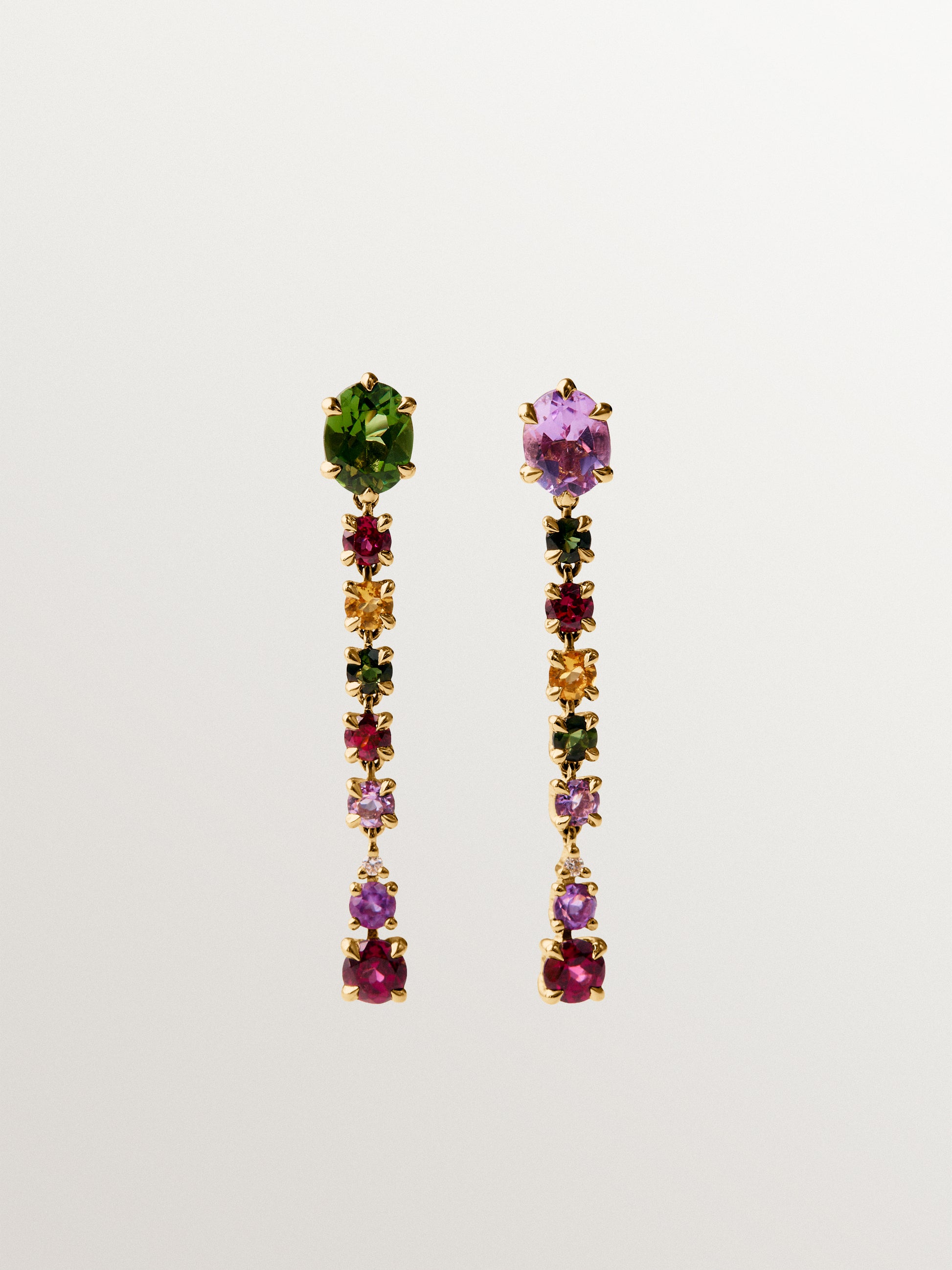 Pendientes largos de oro amarillo de 9K  con amatistas rosas y negras, turmalinas verdes, rodolitas y diamantes