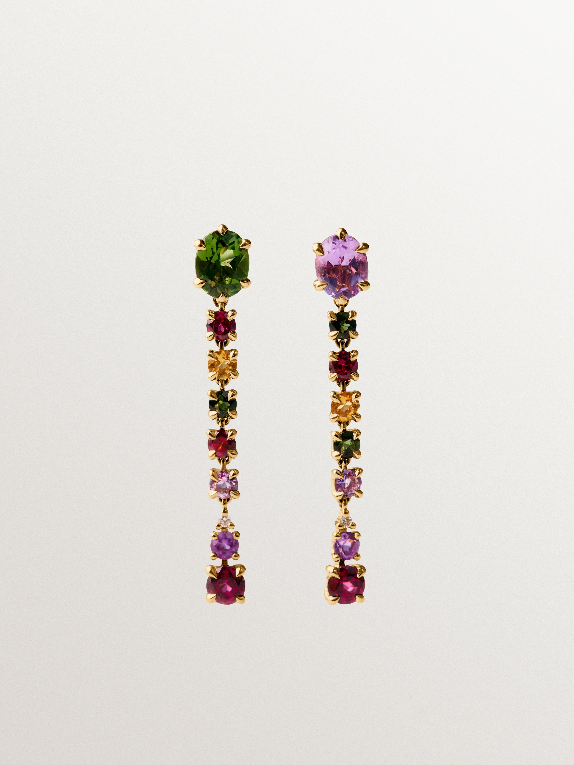 Pendientes largos de oro amarillo de 9K  con amatistas rosas y negras, turmalinas verdes, rodolitas y diamantes
