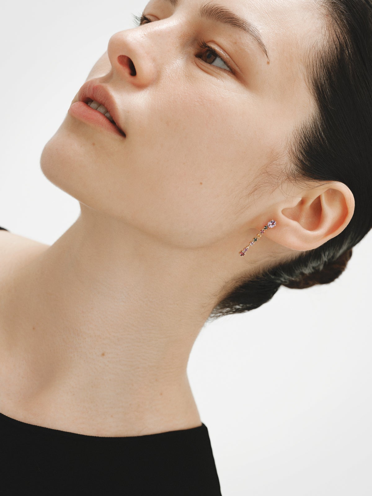 Pendientes largos de oro amarillo de 18K  con amatistas rosas y negras, turmalinas verdes, rodolitas y diamantes