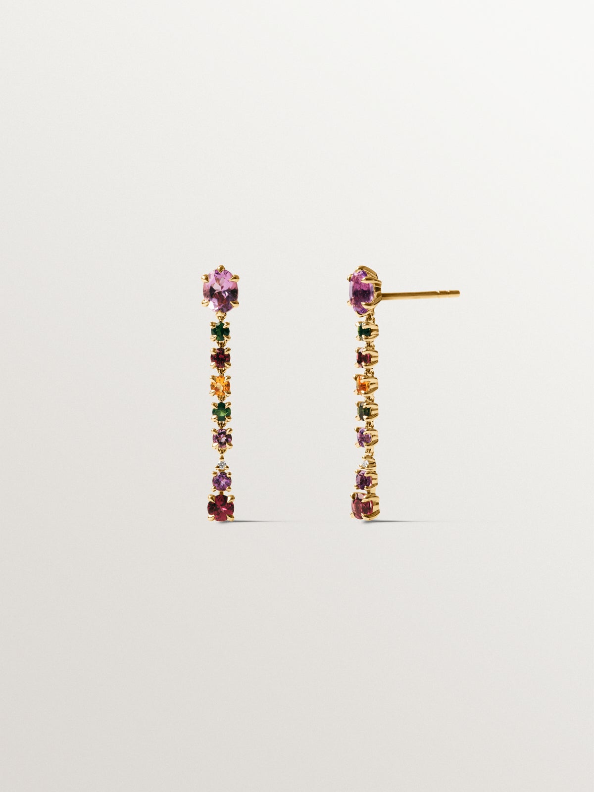 Pendientes largos de oro amarillo de 18K  con amatistas rosas y negras, turmalinas verdes, rodolitas y diamantes