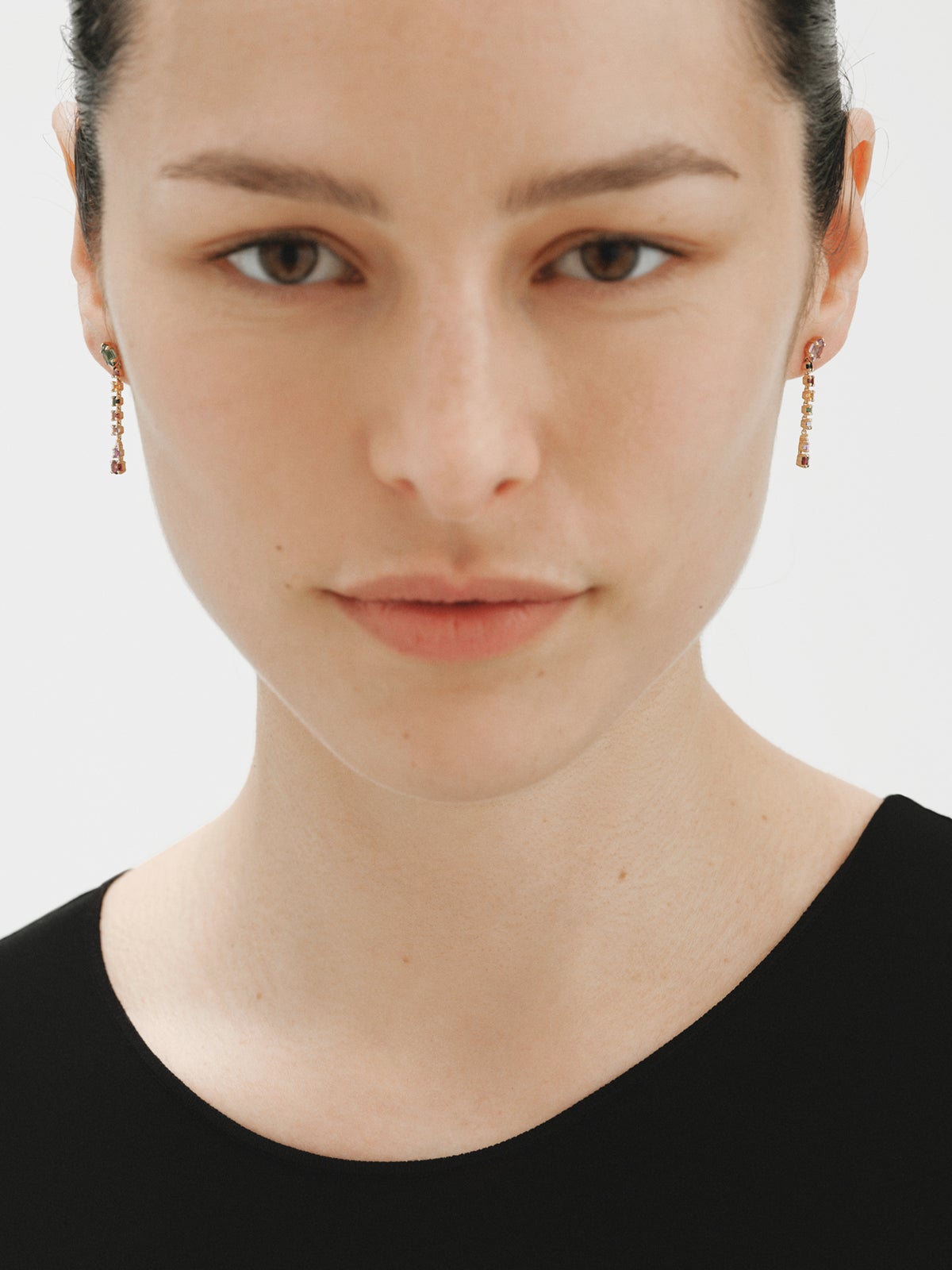 Pendientes largos de oro amarillo de 18K  con amatistas rosas y negras, turmalinas verdes, rodolitas y diamantes