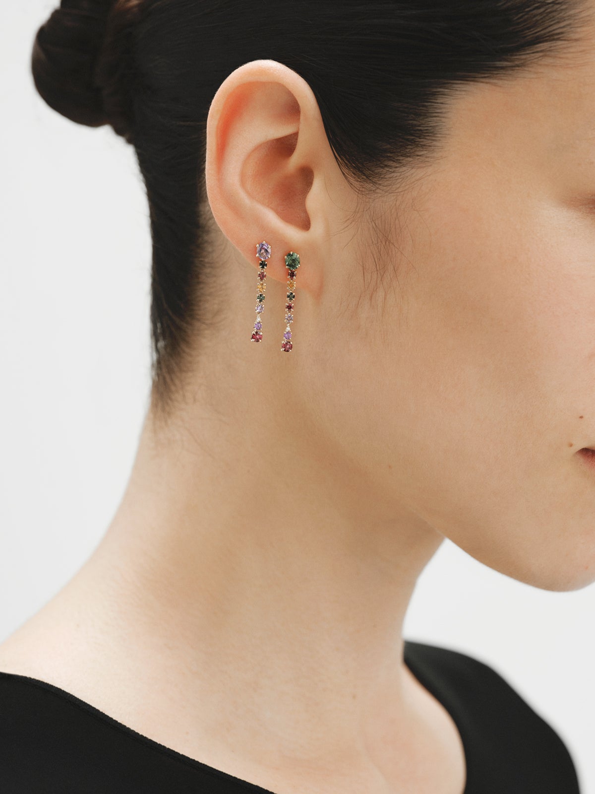 Pendientes largos de oro amarillo de 18K  con amatistas rosas y negras, turmalinas verdes, rodolitas y diamantes