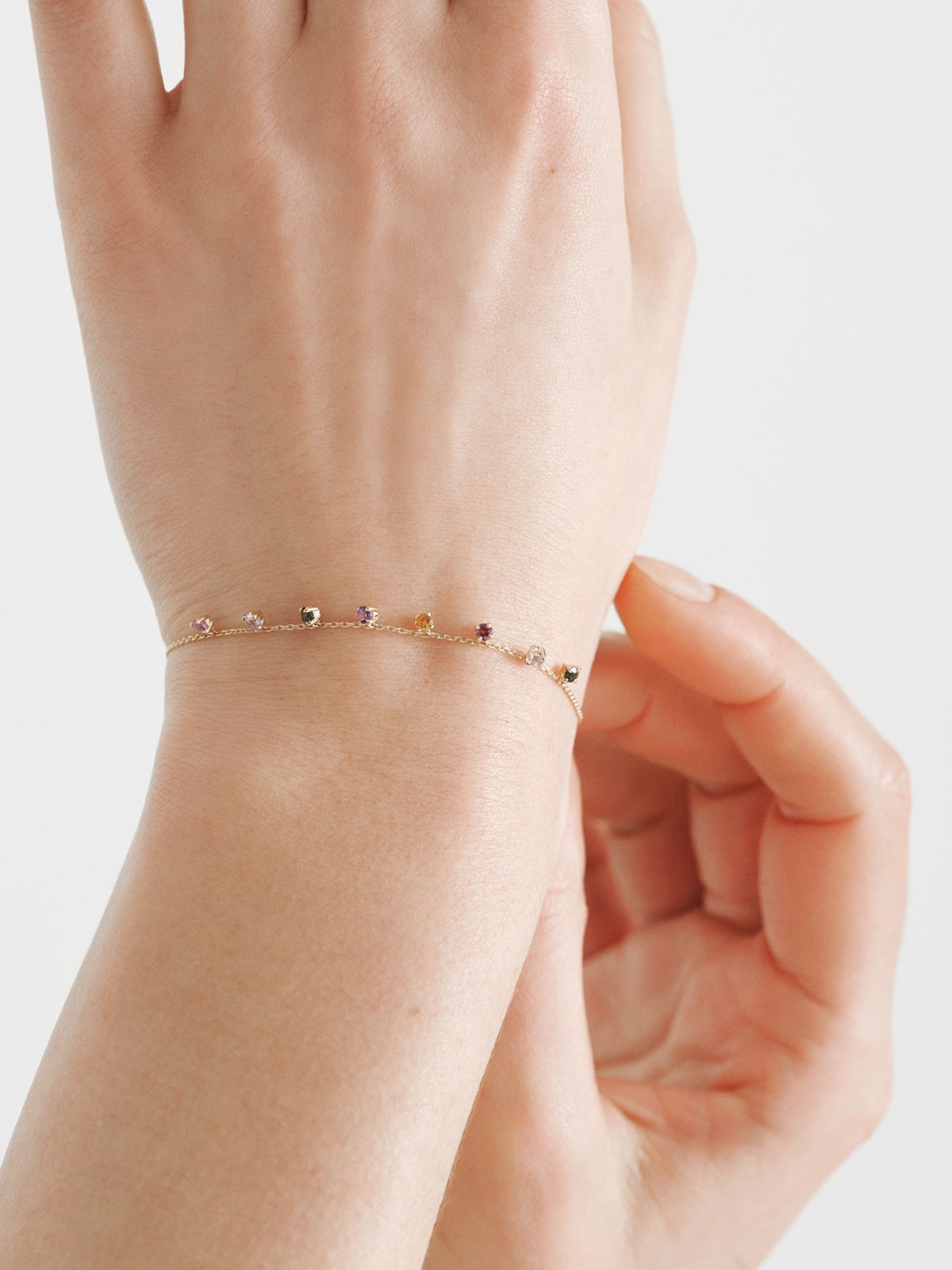 Pulsera de oro amarillo de 9K con amatistas rosas y negras, turmalinas verdes, cuarzo citrino naranja y rodolitas