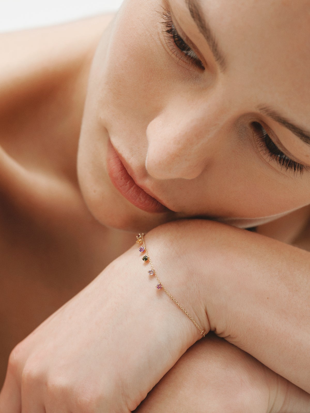 Pulsera de oro amarillo de 9K con amatistas rosas y negras, turmalinas verdes, cuarzo citrino naranja y rodolitas