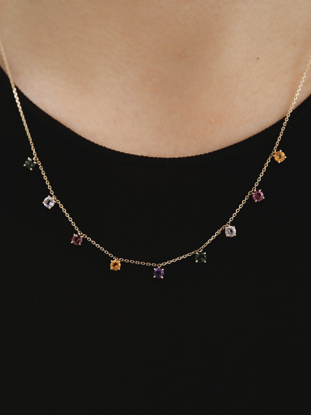 Collar de oro amarillo de 9K con amatistas rosas y negras, turmalinas verdes, cuarzo citrino naranja y rodolitas
