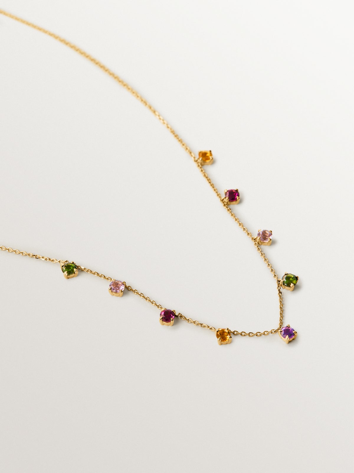 Collar de oro amarillo de 9K con amatistas rosas y negras, turmalinas verdes, cuarzo citrino naranja y rodolitas