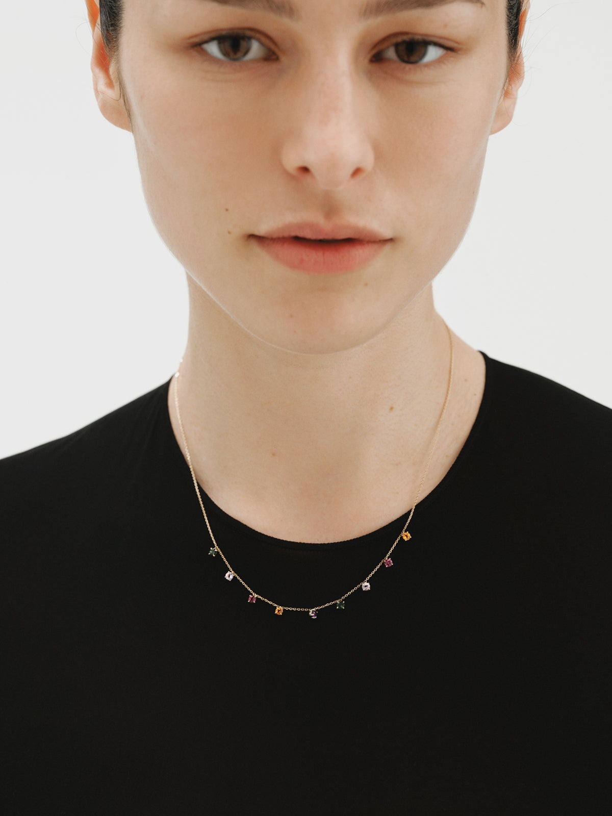 Collar de oro amarillo de 9K con amatistas rosas y negras, turmalinas verdes, cuarzo citrino naranja y rodolitas