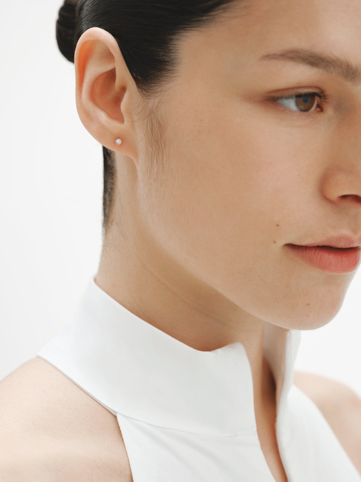 Pendiente individual de botón de oro amarillo de 9K con diamante lab grown