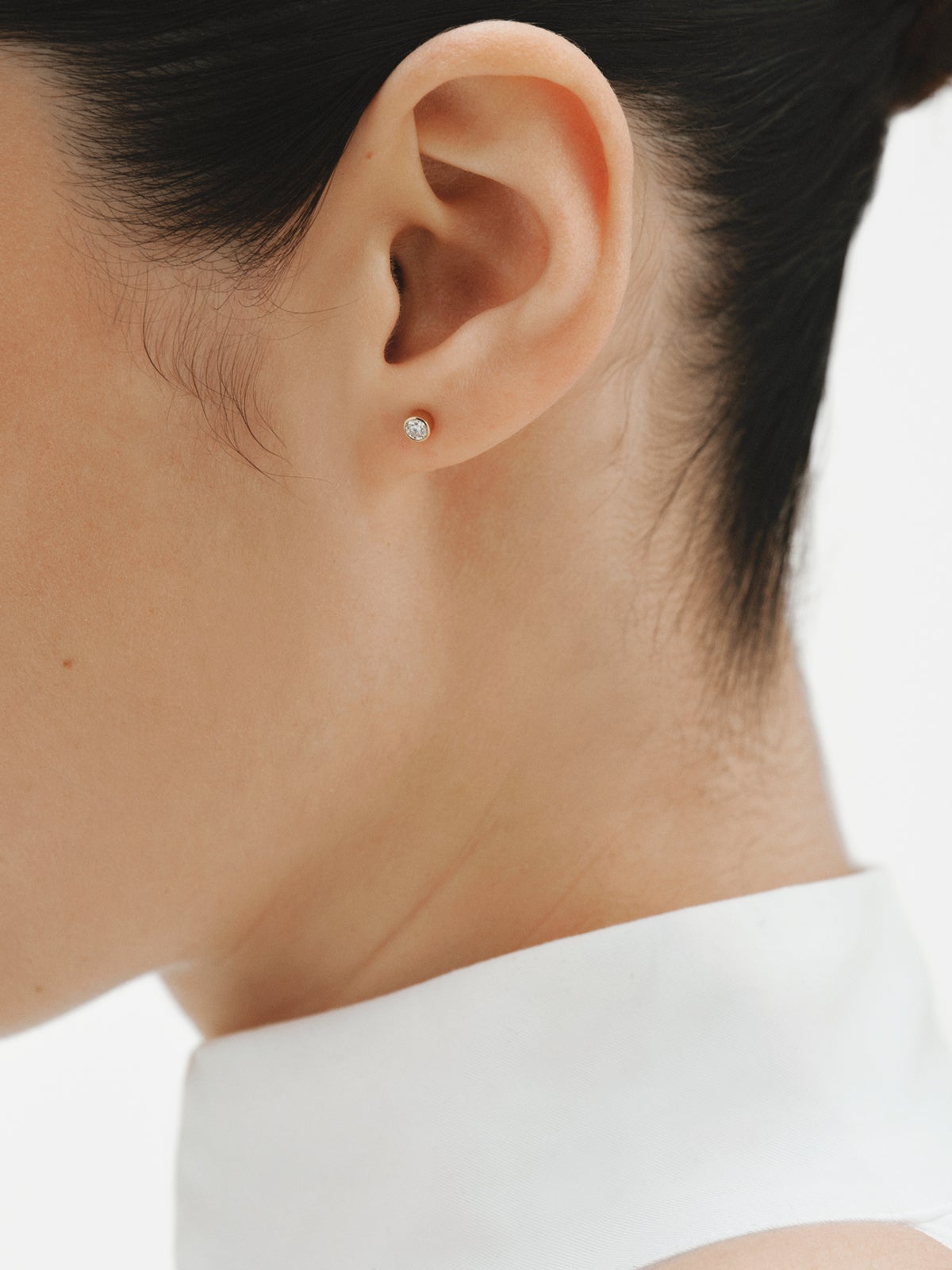 Pendiente individual de botón de oro amarillo de 9K con diamante lab grown