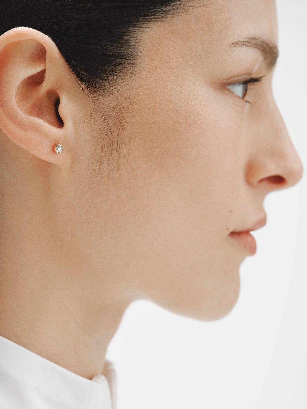 Pendiente individual de botón de oro amarillo de 9K con diamante lab grown