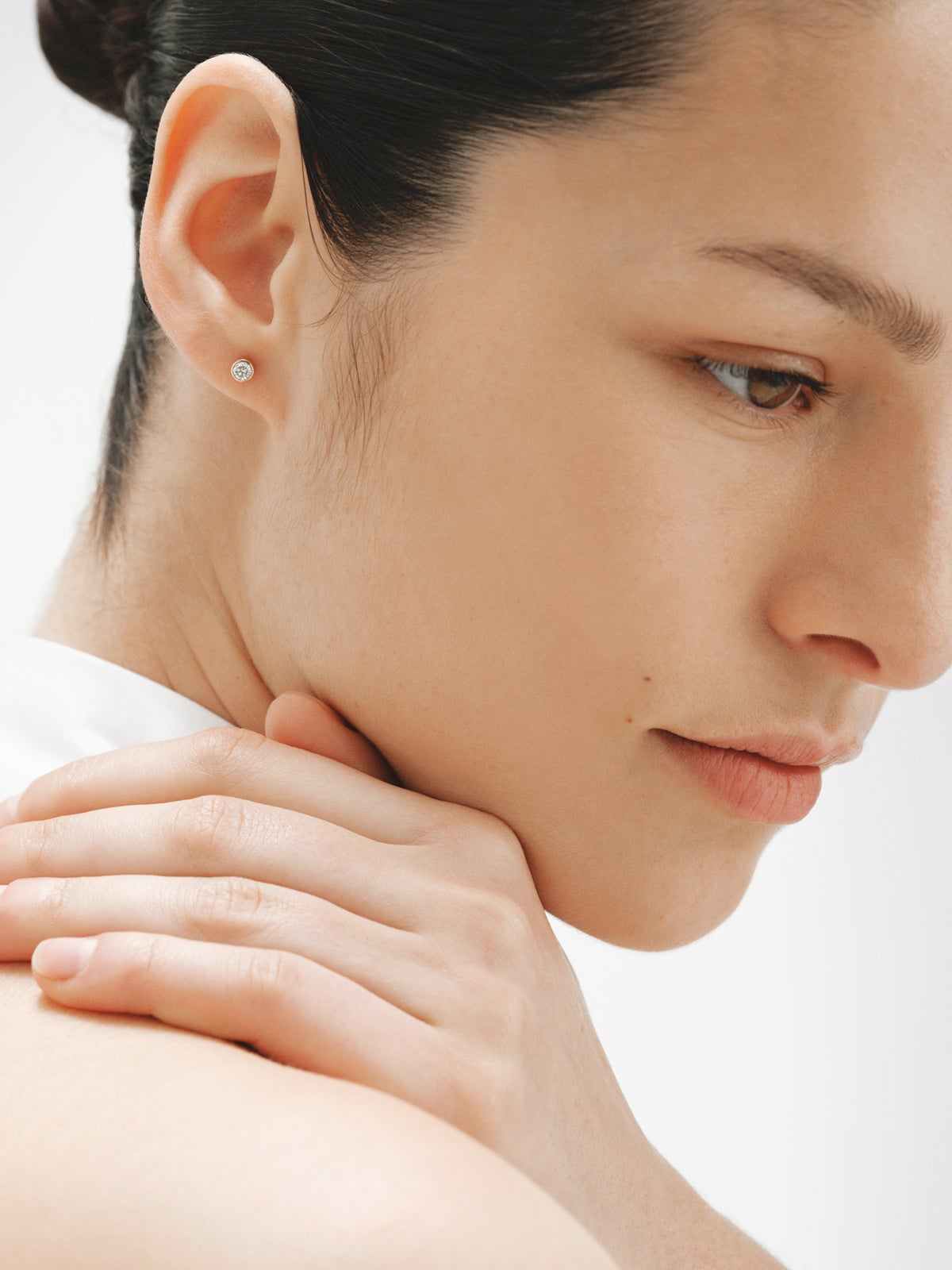 Pendiente individual de botón de oro amarillo de 9K con diamante lab grown