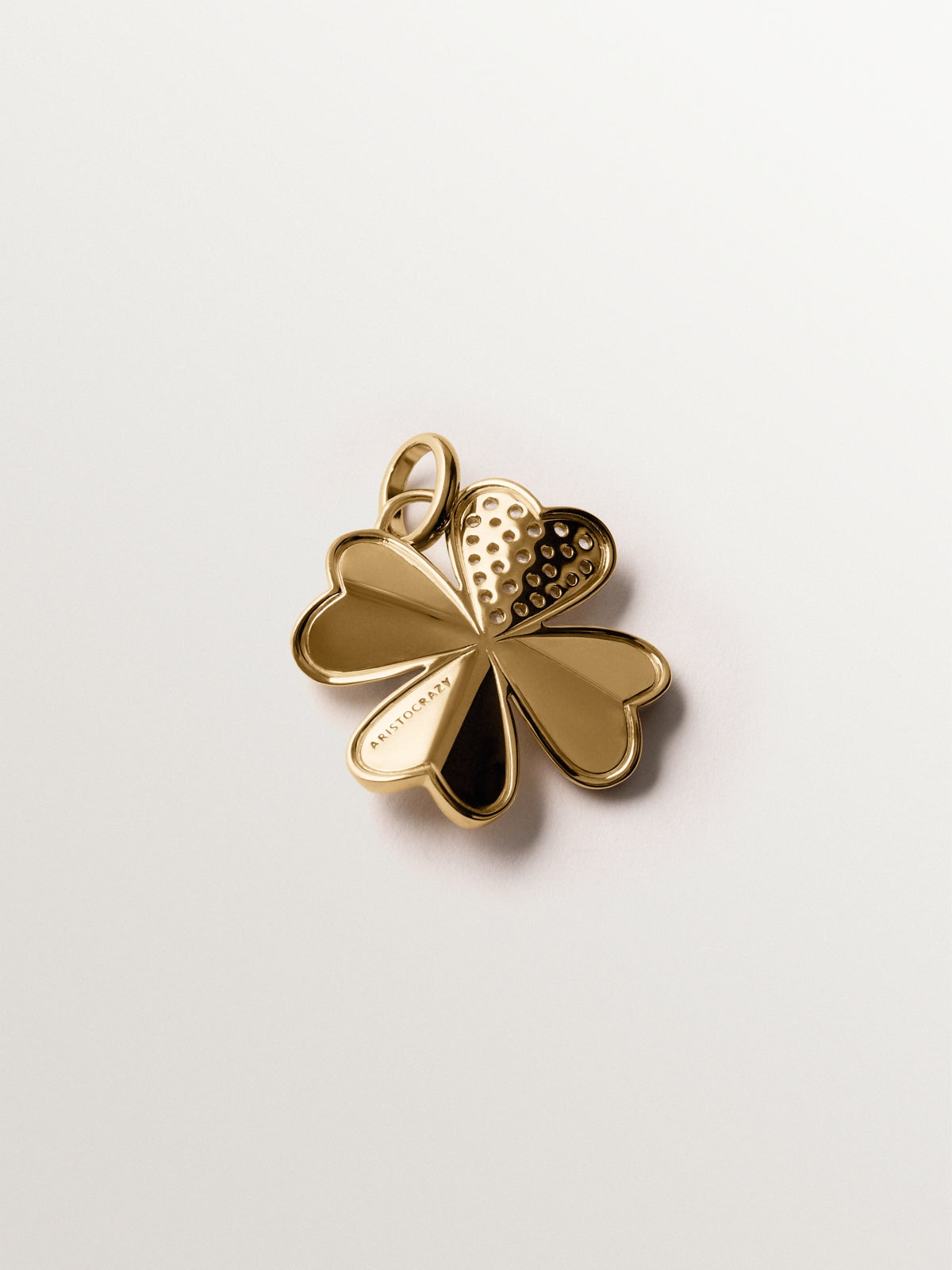 Charm de plata 925 bañada en oro amarillo de 18K con topacios blancos y forma de trébol