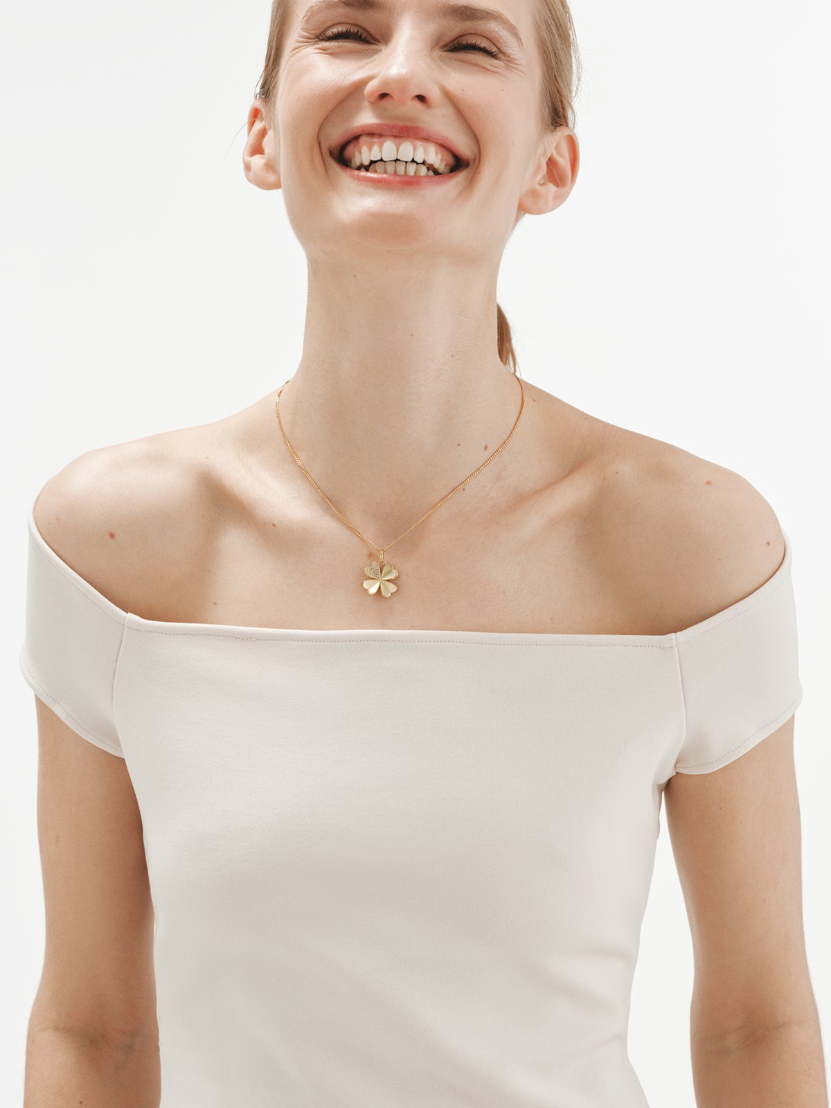 Charm de plata 925 bañada en oro amarillo de 18K con topacios blancos y forma de trébol