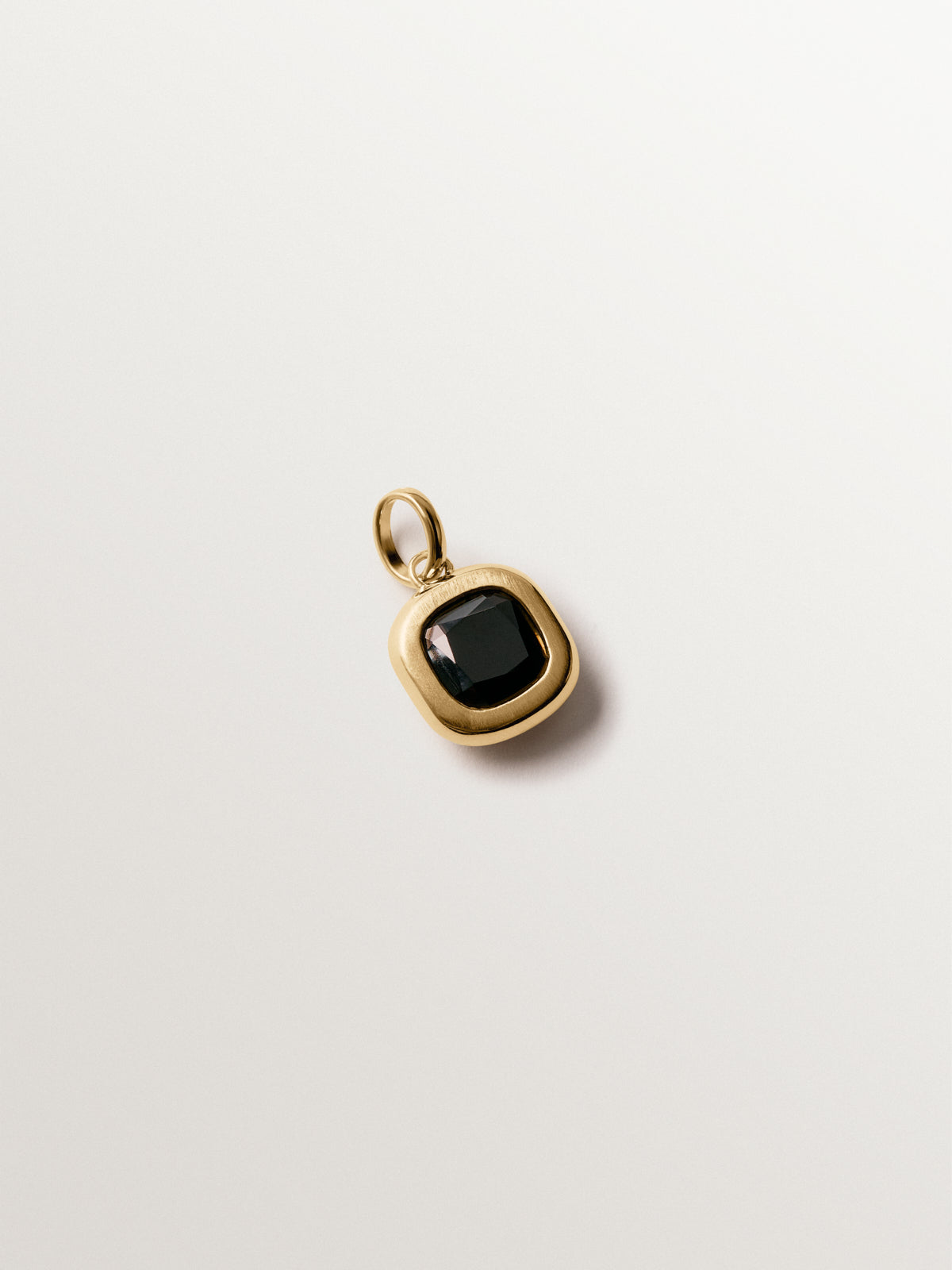 Charm de plata 925 bañada en oro amarillo de 18K con espinela negra