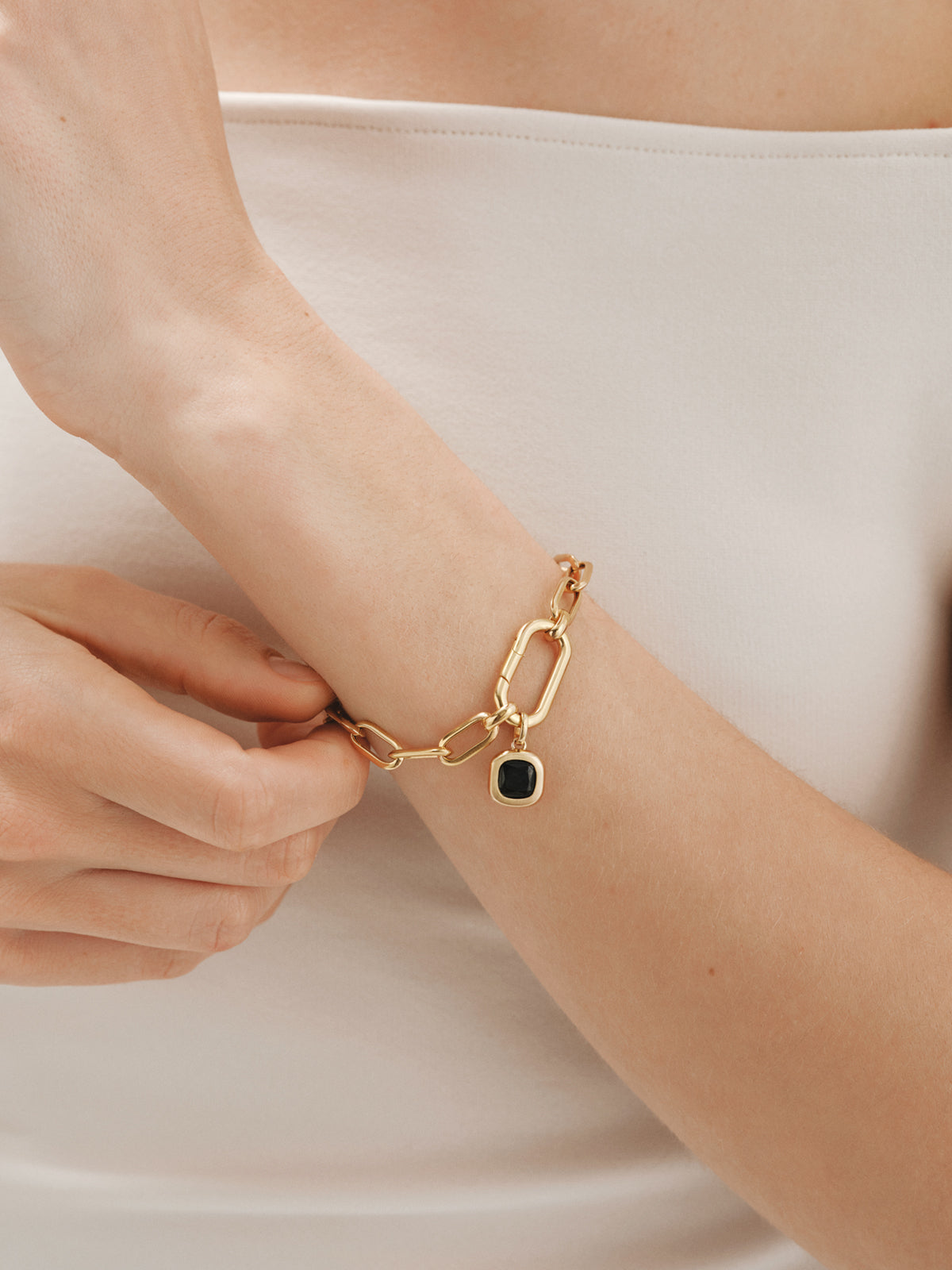 Charm de plata 925 bañada en oro amarillo de 18K con espinela negra