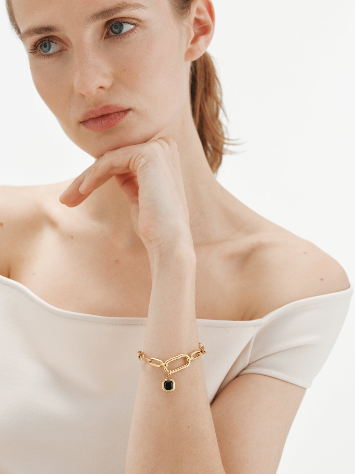 Charm de plata 925 bañada en oro amarillo de 18K con espinela negra